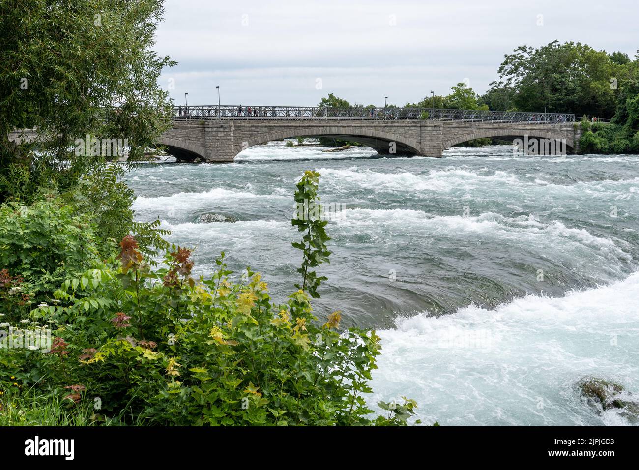 Blick über die Gegend, die als „Hell's Half Acre“ der amerikanischen Stromschnellen an den Niagarafällen bekannt ist, und die Green Island Bridge, die nur für Fußgänger zugänglich ist. Stockfoto