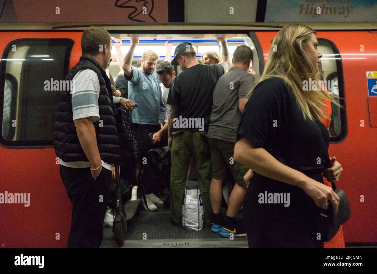 London, Großbritannien. 18. August 2022. Am Abend fahren keine Überfahrtzüge, während die Gewerkschaft GMT aus Protest gegen die von den Eisenbahnunternehmen angebotenen Lohn- und Rentenbedingungen eine Arbeitskampfmaßnahme eingeht. Als Folge davon fanden die Bewohner von Süd-London die spätabendlichen U-Bahnverbindungen viel beschäftigter als gewöhnlich, da sich die Passagiere stattdessen auf die Northern Line drängten. Quelle: Anna Watson/Alamy Live News Stockfoto