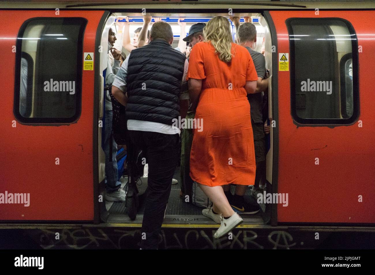 London, Großbritannien. 18. August 2022. Am Abend fahren keine Überfahrtzüge, während die Gewerkschaft GMT aus Protest gegen die von den Eisenbahnunternehmen angebotenen Lohn- und Rentenbedingungen eine Arbeitskampfmaßnahme eingeht. Als Folge davon fanden die Bewohner von Süd-London die spätabendlichen U-Bahnverbindungen viel beschäftigter als gewöhnlich, da sich die Passagiere stattdessen auf die Northern Line drängten. Quelle: Anna Watson/Alamy Live News Stockfoto