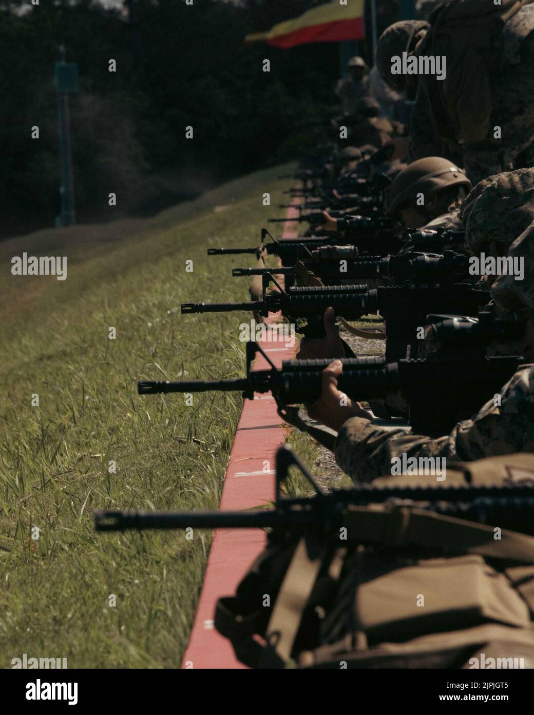 US-Marineinfanteristen, die während des ARQ auf Camp Hansen, Okinawa, Japan, am 2. August 2022 am jährlichen Feuer der Gewehr-Qualifikation von der 300-Yard-Linie teilnehmen. Das Marine Corps implementierte vor 10 Monaten die neue ARQ, um die jährliche Schützenausbildung zu ersetzen. Während des neuen ARQ verwenden Marines die stehenden, knieenden und neigbaren Positionen mit künstlicher Unterstützung, um realistische Schießpositionen im Kampf zu simulieren und so die Fähigkeiten als Schützen zu verbessern. (USA Marine Corps Foto von Lance CPL. Jonathan Beauchamp) Stockfoto