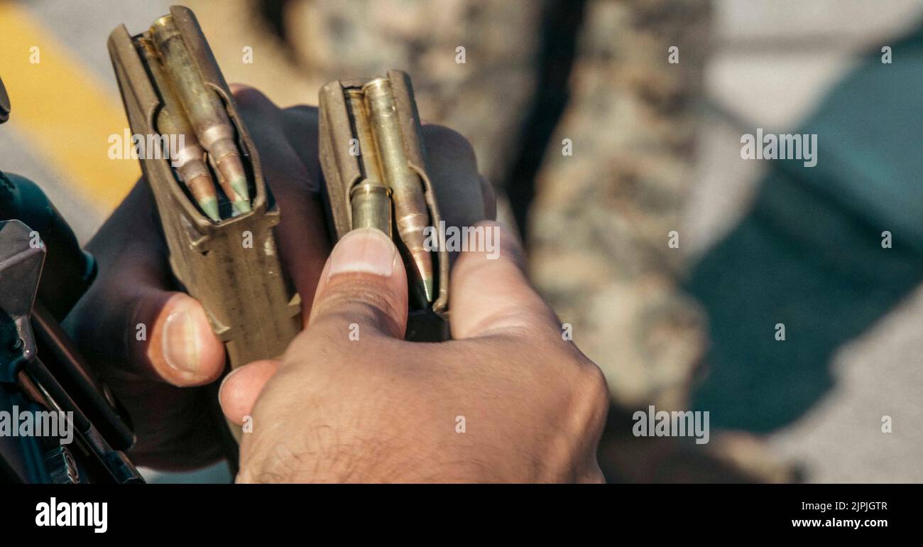 Ein US-Marine mit Hauptquartier und Unterstützungsbataillon, Marine Corps Installations Pacific, lädt während der jährlichen Gewehr-Qualifikation auf Lager Hansen, Okinawa, Japan, 2. August 2022 ein Magazin. Das Marine Corps implementierte vor 10 Monaten die neue ARQ, um die jährliche Schützenausbildung zu ersetzen. Während des neuen ARQ verwenden Marines die stehenden, knieenden und neigbaren Positionen mit künstlicher Unterstützung, um realistische Schießpositionen im Kampf zu simulieren und so die Fähigkeiten als Schützen zu verbessern. (USA Marine Corps Foto von Lance CPL. Jonathan Beauchamp) Stockfoto