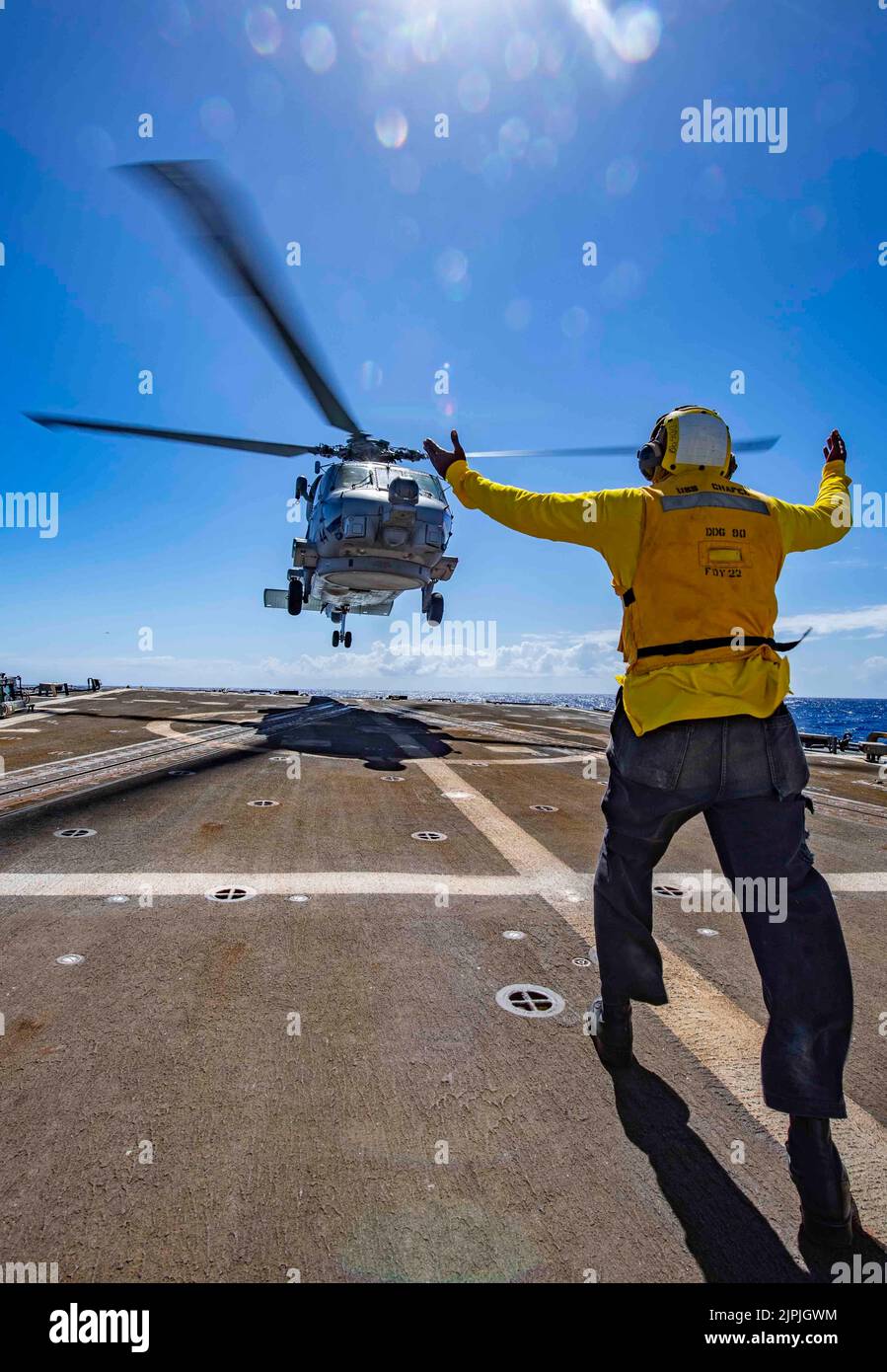 PACIFIC OCEAN (21. Juli 2022) der Mate 3. Class Jaden Journet von Bootswain leitet einen MH-60R Sea Hawk, der den „Easyriders“ von Helicopter Maritime Strike Squadron (HSM) 37 zugewiesen wurde, auf dem Flugdeck des Lenkrakenzerstörers USS Chafee (DDG 90) der Arleigh Burke-Klasse, während er die Joint Base Pearl Harbor-Hickam, Hawaii, verlässt, Während des Rim of the Pacific (RIMPAC) 2022. 26 Nationen, 38 Schiffe, vier U-Boote, mehr als 170 Flugzeuge und 25.000 Mitarbeiter nehmen vom 29. Juni bis zum 4. August an RIMPAC in und um die Hawaii-Inseln und Südkalifornien Teil. Der weltweit größte internationale M Stockfoto