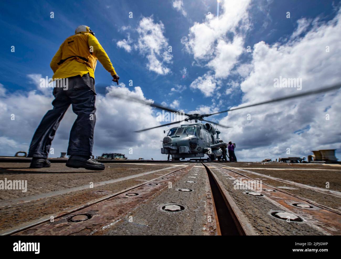 PACIFIC OCEAN (20. Juli 2022) das Mate 3. Class Jaden Journet der US-Marine Boatswain leitet einen MH-60R Sea Hawk, der den „Easyriders“ des Helicopter Maritime Strike Squadron (HSM) 37 zugewiesen wurde, auf dem Flugdeck des Lenkflugkörper-Zerstörers USS Chafee (DDG 90) der Arleigh Burke-Klasse, der die Joint Base Pearl Harbor-Hickam, Hawaii, verlässt, Während des Rim of the Pacific (RIMPAC) 2022. 26 Nationen, 38 Schiffe, drei U-Boote, mehr als 170 Flugzeuge und 25.000 Mitarbeiter nehmen vom 29. Juni bis zum 4. August an RIMPAC in und um die Hawaii-Inseln und Südkalifornien Teil. Der größte Internat der Welt Stockfoto