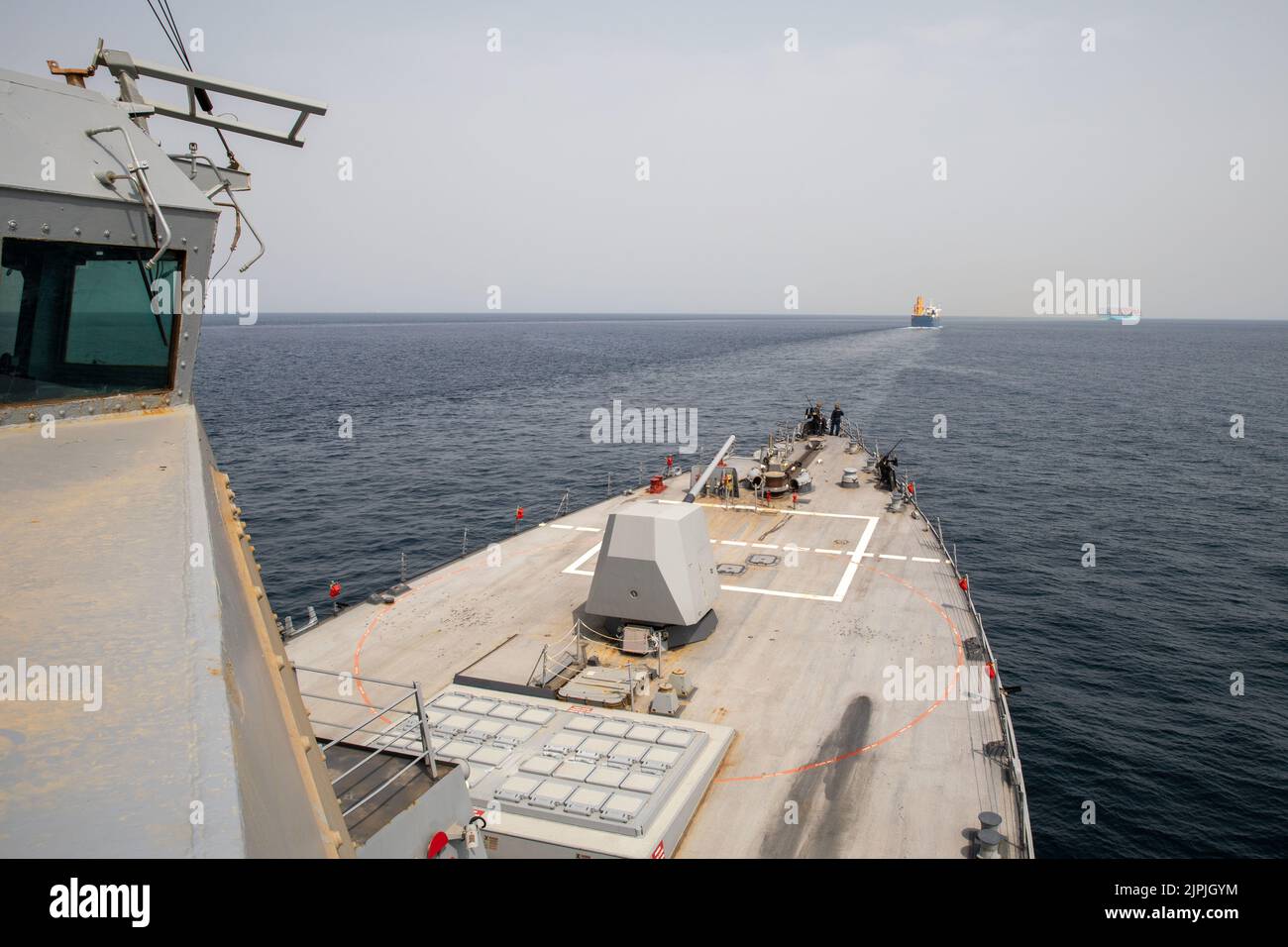 220813-N-EH998-1026 BAB AL-MANDEB (AUG 13, 2022) der Raketenjäger USS Nitze (DDG 94) durchreist den Bab al-Mandeb, 13. August. Nitze wird im Einsatzgebiet der US-Flotte für 5. eingesetzt, um die Sicherheit und Stabilität der Seefahrt im Nahen Osten zu gewährleisten. (USA Navy Foto von Mass Communication Specialist 2. Class Cryton Vandiesal) Stockfoto