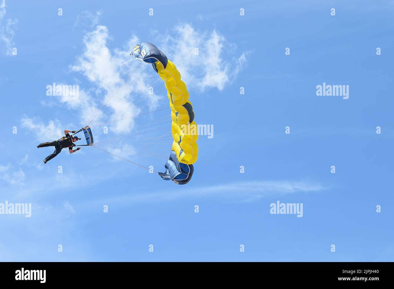 Eine US-Marine springt mit dem Fallschirm in das Cheyenne Frontier Days Stadium, 23. Juli 2022, im Frontier Park in Cheyenne, Wyoming. Das Fallschirmsprungteam nahm am Militärmontag an den Eröffnungszeremonien der CFD Teil, an dem CFD alle Militär- und Dienstmitglieder ehrt. (USA Luftwaffe Foto von Airman 1. Class Sarah Post) Stockfoto
