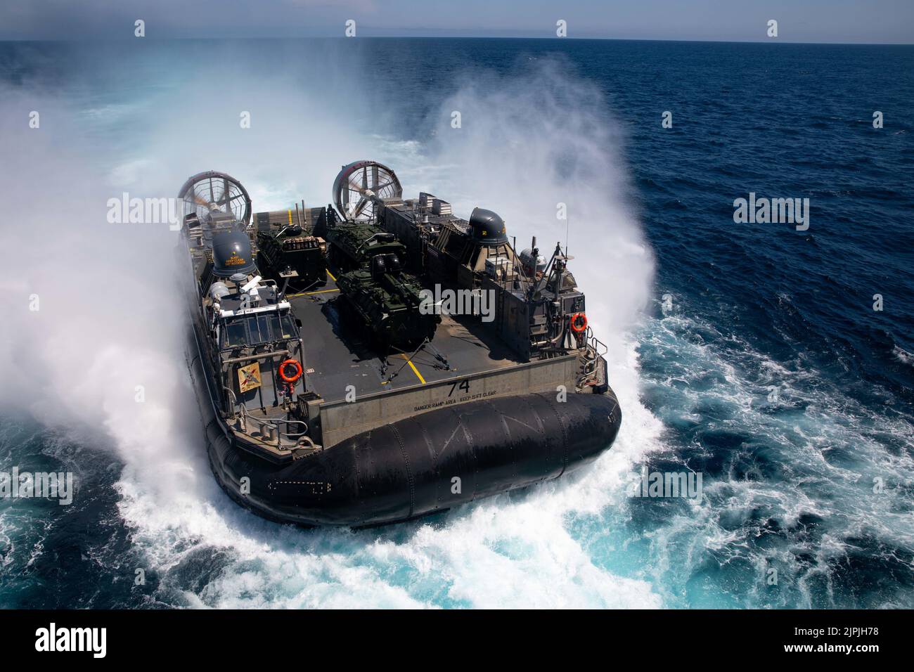 220801-N-EI127-1111 PAZIFISCHER OZEAN (AUG 1, 2022) – Ein Landungsschiff, Luftkissen (LCAC), das Assault Craft Unit (ACU) 5 zugewiesen wurde, nähert sich dem Brunnendeck des amphibischen Angriffsschiffes USS Makin Island (LHD 8), 1. August. Die LCACs unterstützen die Interoperabilität der US-Marine und der Marine, indem sie Marine-Schiffe einsetzen, um Marine-Landfahrzeuge und -Truppen von Schiff zu Land zu transportieren und so eine tödlichere Kraft zur Unterstützung der Marinekriege zu schaffen. Makin Island, das Flaggschiff der Amphibious Squadron (CPR) SEVEN, und 13. Marine Expeditionary Unit (MEU), führen derzeit integrierte Schulungen in der durch Stockfoto
