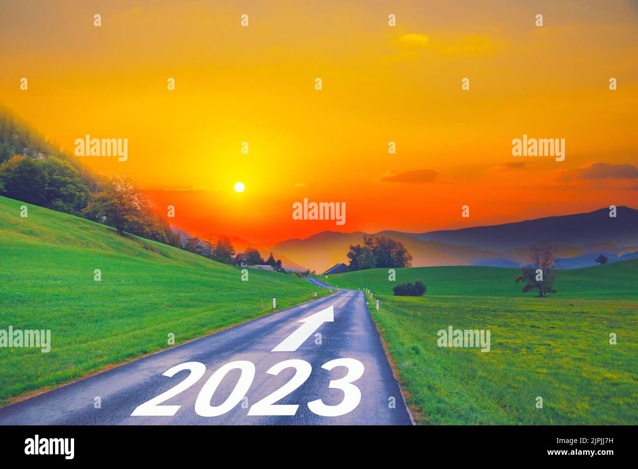 Offene leere Straße Ende und Neujahr 2023. Kommende 2023 Ziele und verlassen hinter 2022 Jahr. Vergehen Zeit Zukunft, Lebensplan ändern, Arbeit starten Lauf li Stockfoto