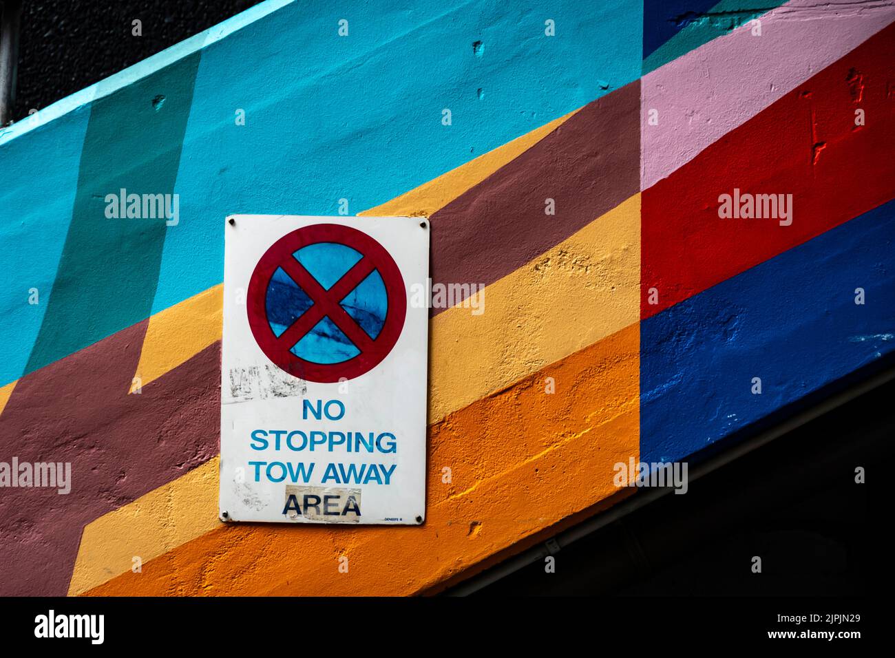 Kein Stoppschild an der farbigen Wand, Wellington, Nordinsel, Neuseeland Stockfoto