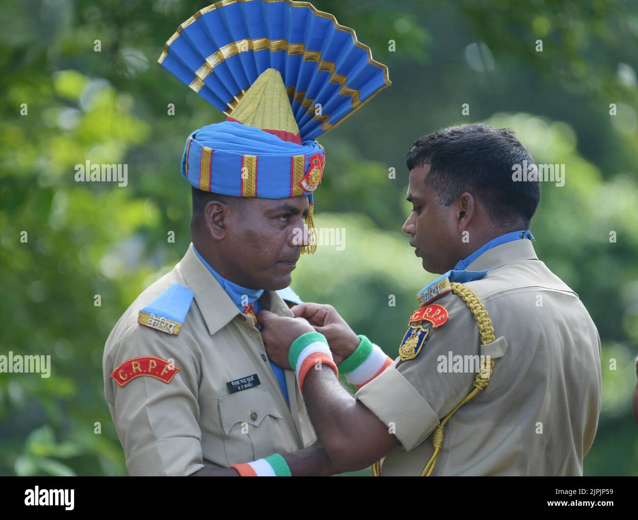 Soldaten bereiten sich auf die Parade zum Unabhängigkeitstag 76. vor und feiern auf dem Assam-Gewehreplatz in Agartala. Tripura, Indien. Stockfoto