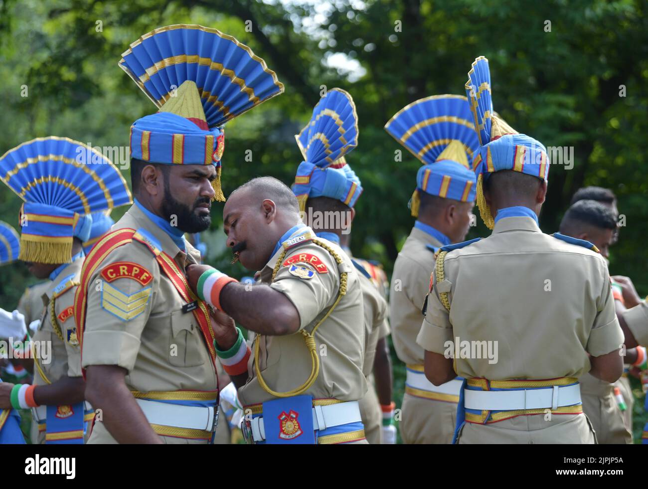 Soldaten bereiten sich auf die Parade zum Unabhängigkeitstag 76. vor und feiern auf dem Assam-Gewehreplatz in Agartala. Tripura, Indien. Stockfoto