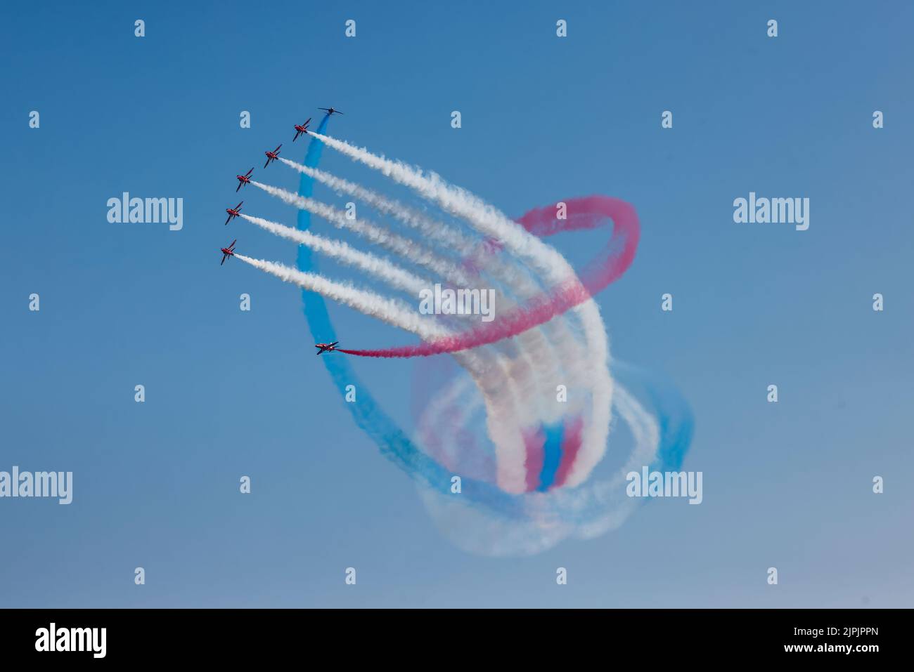 Eastbourne, East Sussex, Großbritannien. Mit dem RAF Red Arrows Display Team auf der jährlichen Eastbourne Airshow vom Strand in Eastbourne aus gesehen. 18.. August 2022. Kredit: David Smith/Alamy Live Nachrichten Stockfoto