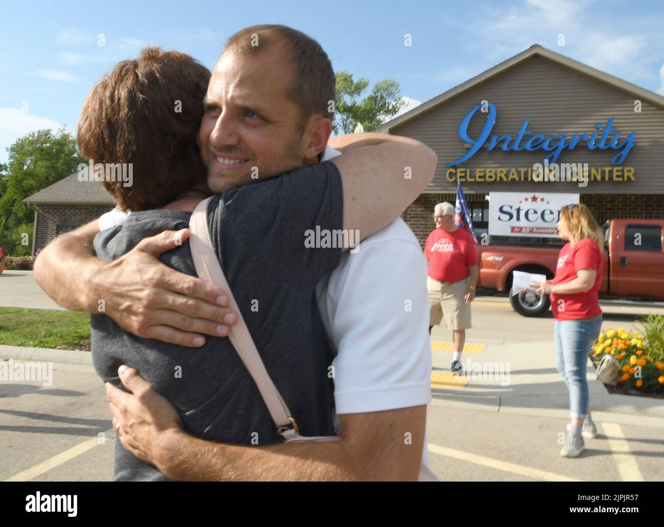 Burlington, Wisconsin, USA. 18. August 2022. ADAM STEEN gibt am Donnerstag, dem 18. August 2022 in Burlington, Wisconsin, bekannt, dass er bei den Parlamentswahlen im November als Kandidat für die Aufnahme in den Nationalrat Robin Vos (R-Rochester), dem Sprecher der Versammlung, kandidieren wird. Sein Wahlkampfmotto lautet „Toss Vos“. Vos, der normalerweise bei Wahlen zum Sieg davonkommt, schlug die von Trump unterstützte STEEN in der Vorwahlen vom 9. August mit nur 260 Stimmen. Vos ernannte im vergangenen Jahr den ehemaligen Obersten Gerichtshof des Bundesstaates Michael Gableman zur Untersuchung der Wahlen 2020, sagte jedoch, dass die Zertifizierung rechtlich nicht abgestellt werden könne. Trump schaltete sich dann ein Stockfoto