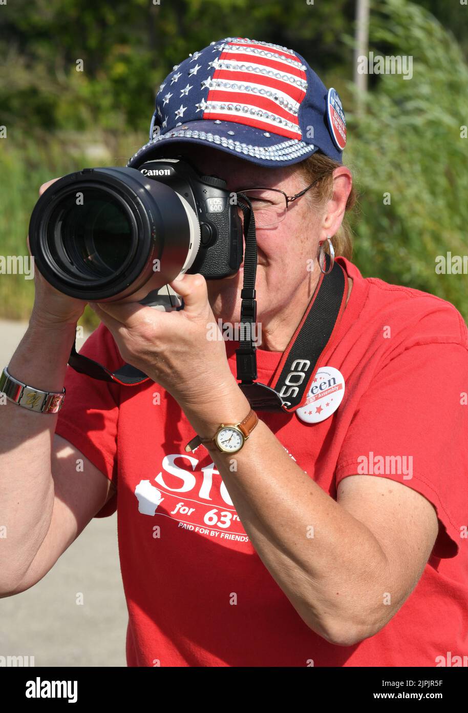 Burlington, Wisconsin, USA. 18. August 2022. ADAM STEEN gibt am Donnerstag, dem 18. August 2022 in Burlington, Wisconsin, bekannt, dass er bei den Parlamentswahlen im November als Kandidat für die Aufnahme in den Nationalrat Robin Vos (R-Rochester), dem Sprecher der Versammlung, kandidieren wird. Sein Wahlkampfmotto lautet „Toss Vos“. Vos, der normalerweise bei Wahlen zum Sieg davonkommt, schlug die von Trump unterstützte STEEN in der Vorwahlen vom 9. August mit nur 260 Stimmen. Vos ernannte im vergangenen Jahr den ehemaligen Obersten Gerichtshof des Bundesstaates Michael Gableman zur Untersuchung der Wahlen 2020, sagte jedoch, dass die Zertifizierung rechtlich nicht abgestellt werden könne. Trump schaltete sich dann ein Stockfoto