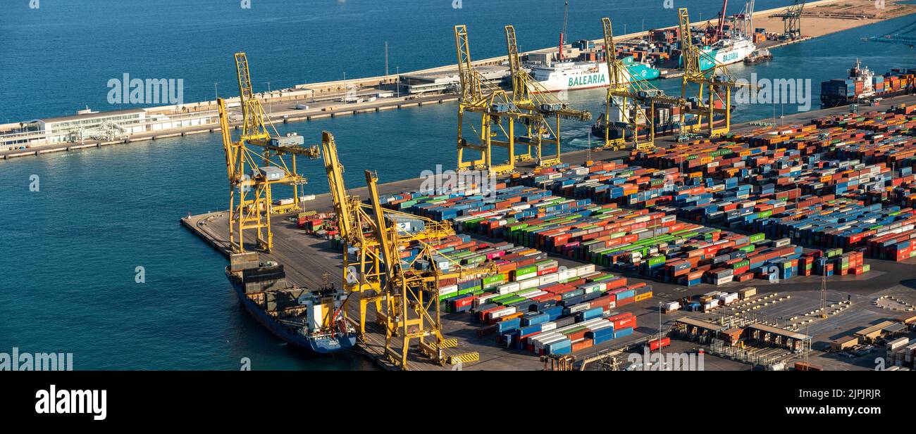 Barcelona Spanien August 2022: Containerschiff wird im Terminal-Frachthafen, in der internationalen Schifffahrt und im globalen Handel in Cataloni be- und entladen Stockfoto