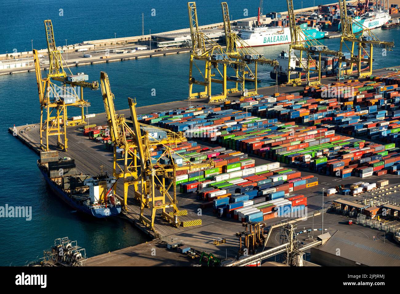 Barcelona Spanien August 2022: Containerschiff wird im Terminal-Frachthafen, in der internationalen Schifffahrt und im globalen Handel in Cataloni be- und entladen Stockfoto