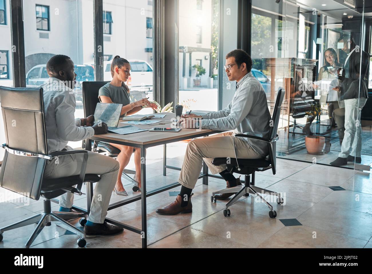 Produktive Meetings und Planung von Geschäftsleuten in einem Konferenzsaal, Teambesprechung in einem modernen Büro. Beschäftigte Kollegen, die an digitalen Technologien arbeiten Stockfoto