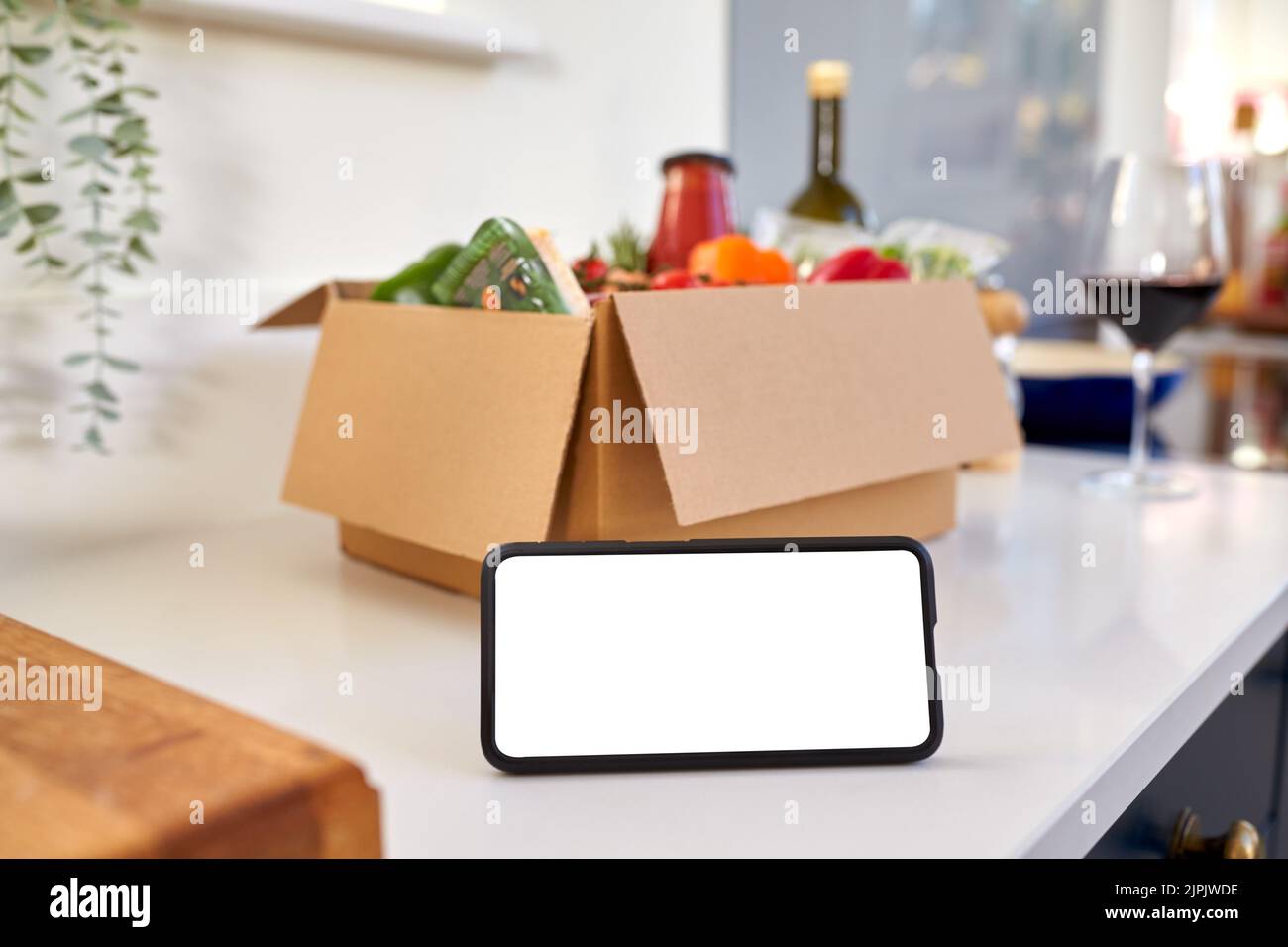 Platz kopieren, zu Hause, Kochen, mobil, Lebensmittel liefern, Zutaten, Copyspace, Häuser, zum Kochen, Handys, Liefern, liefern von Lebensmitteln, devlier, Nahrung Stockfoto