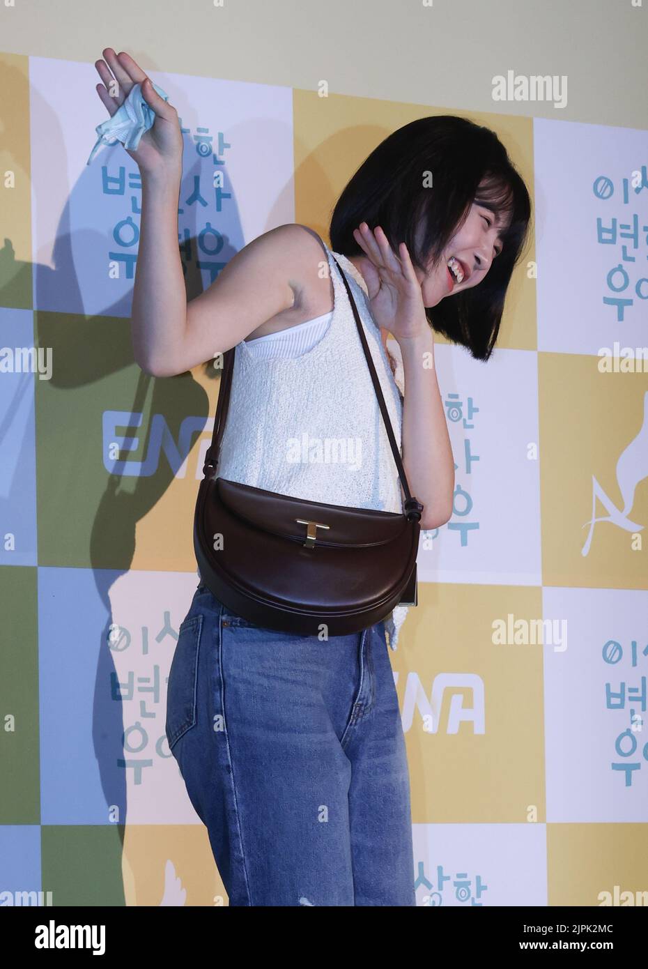 19. August 2022. 19. August 2022. Die südkoreanische Schauspielerin Joo Hyun-junge südkoreanische Schauspielerin Joo Hyun-Young, die in dem Drama „Extraordinary Attorney Woo“ spielt, posiert für ein Foto während einer Vorschau der letzten Folge der Serie mit 16 Folgen in einem Theater in Seoul am 18. August 2022. Kredit: Yonhap/Newcom/Alamy Live Nachrichten Gutschrift: Yonhap/Newcom/Alamy Live Nachrichten Stockfoto