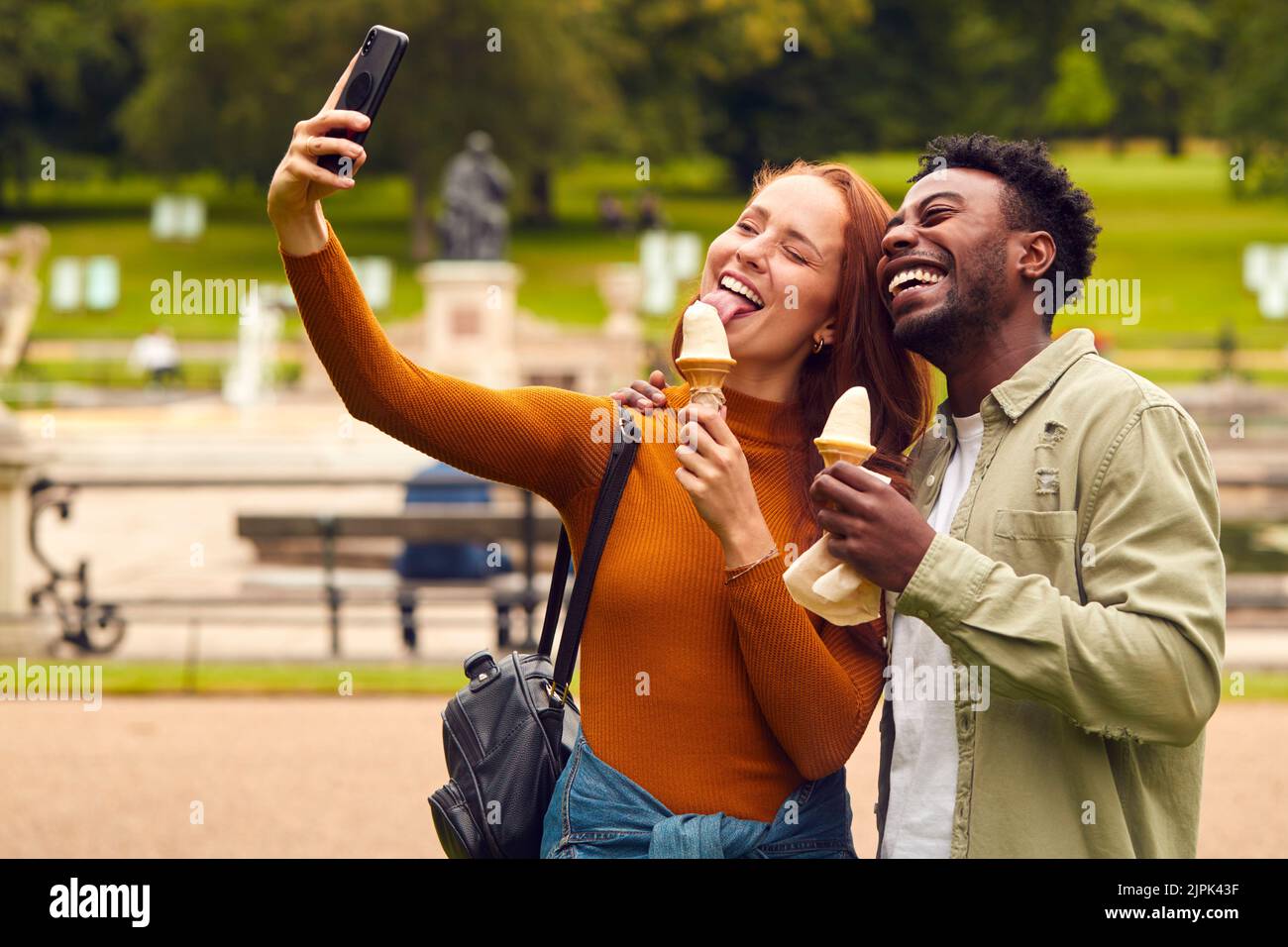 Paar, glücklich, Eis, Selfie, multiethnisch, Pairs, Happies, Eis, Eis, Eis Stockfoto