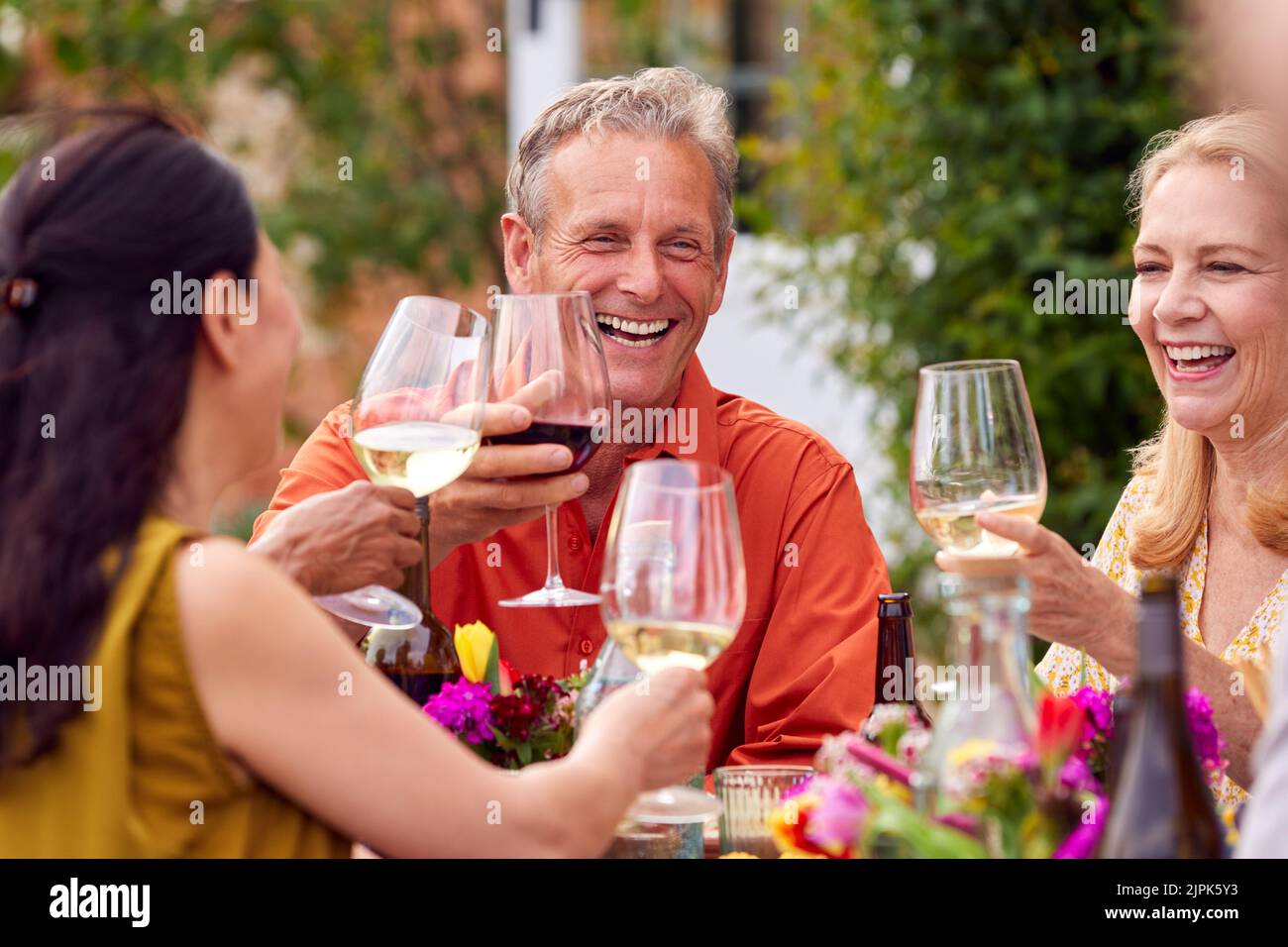 Garten, Sommer, Alkohol, Freunde, Toast, Cheers, Gärten, Sommer, Alkohole, Freund, Toasts, jubeln Stockfoto