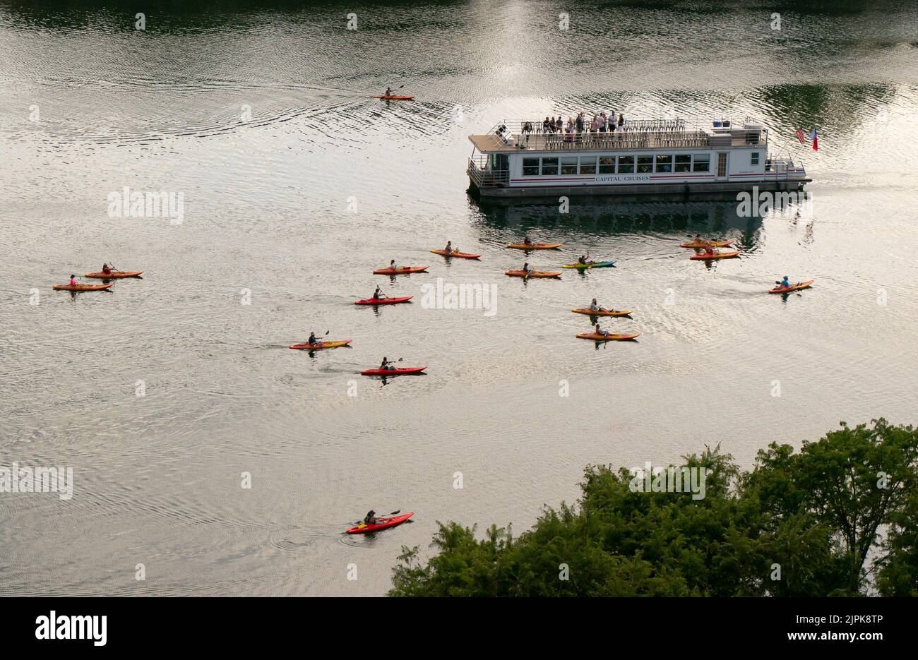 Austin Texas USA August 5 2022 Eine Kleine Flotte Von Kajaks Folgt Austin texas usa august 5 2022 eine kleine flotte von kajaks folgt