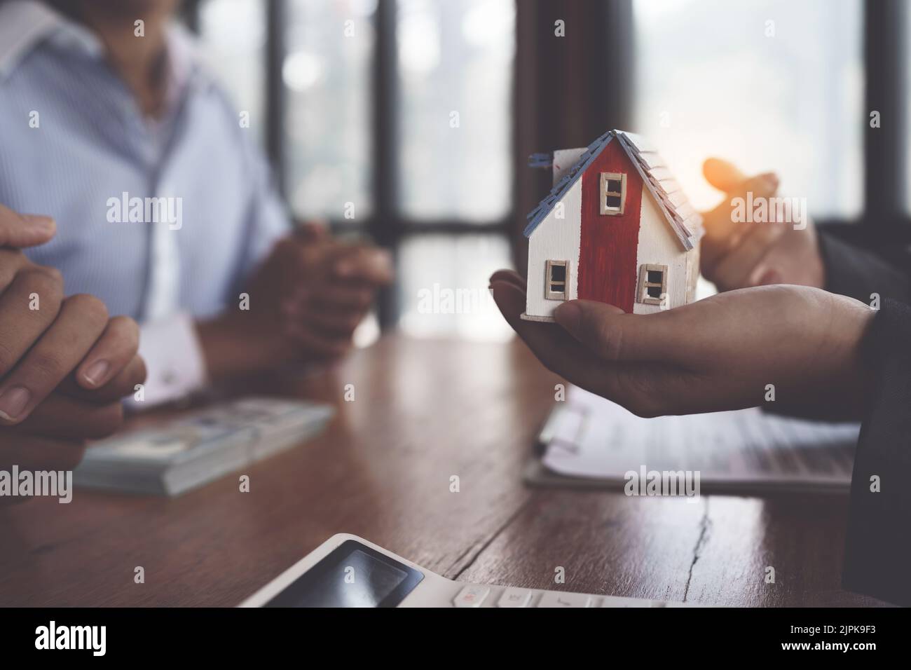 Immobilienmakler erklären Unterzeichnung Vereinbarung für den Kauf von Haus. bank-Manager-Konzept. Stockfoto