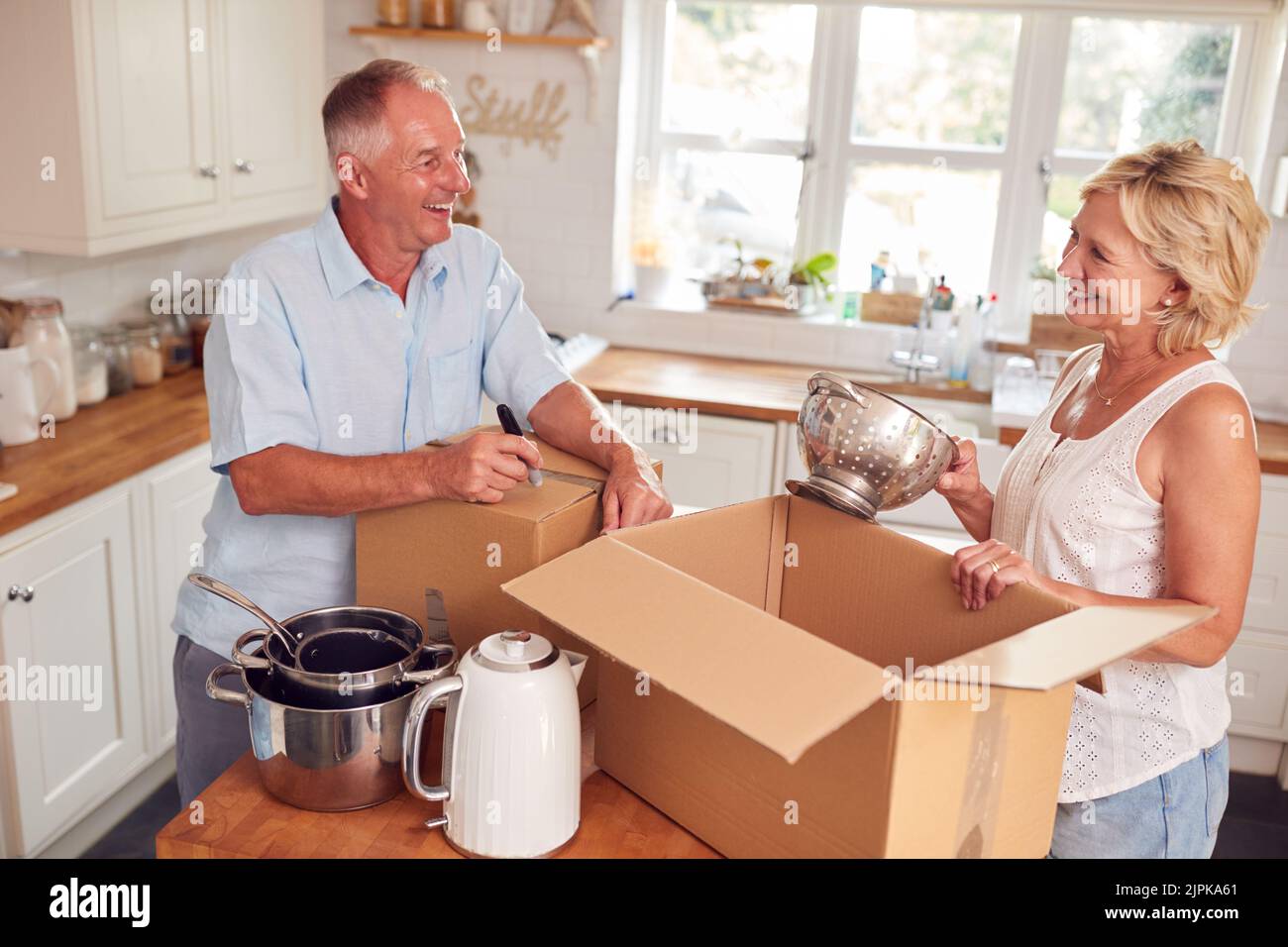 Küche, Umzugskiste, älteres Paar, Küchen, Umzugsboxen, Umzugskarton, Verpackungskoffer, ältere Paare Stockfoto