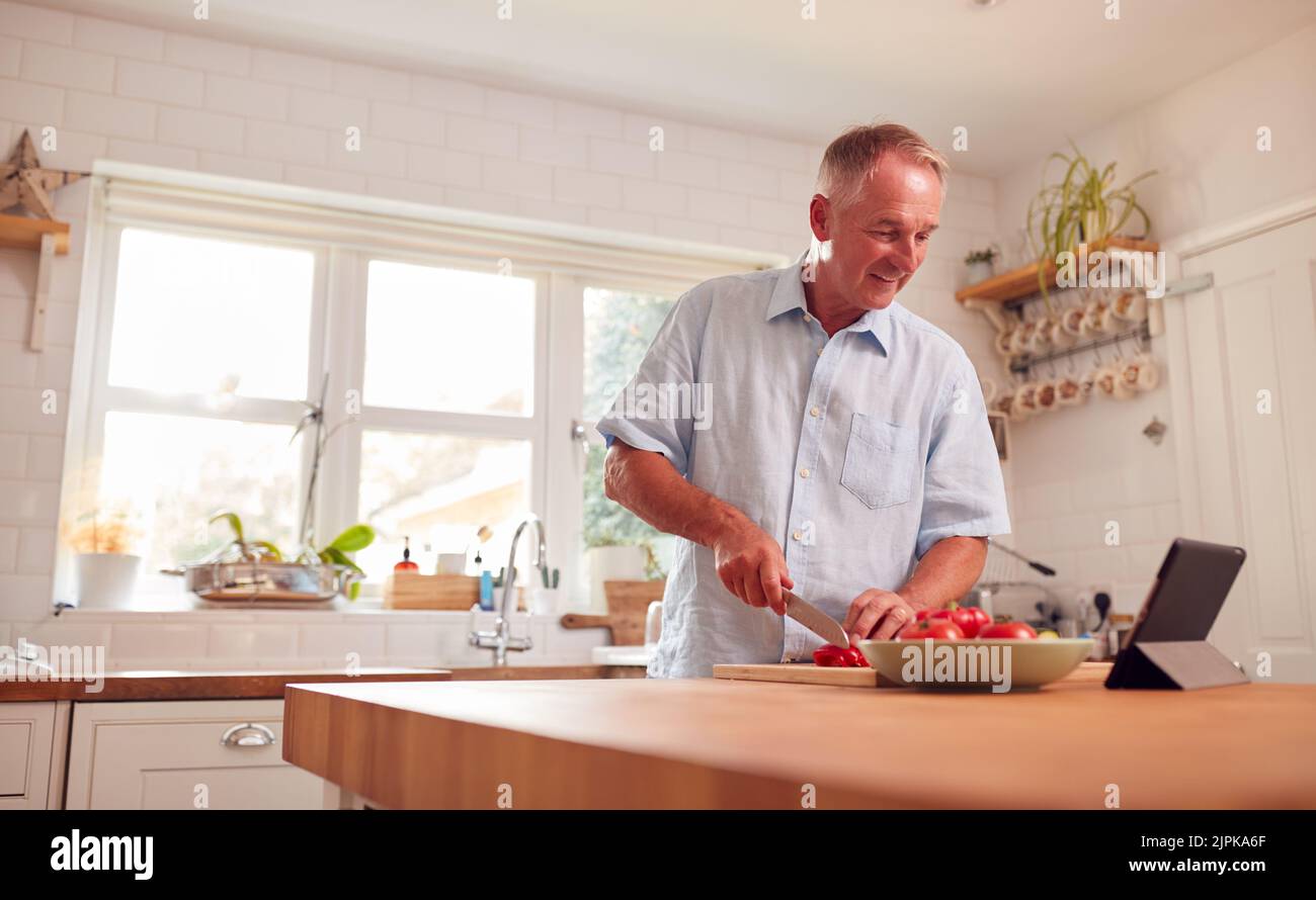 Senior, zu Hause, Kochen, Anleitung, Tablet-pc, Ältere Menschen, alte Menschen, Senioren, Häuser, zum Kochen, Anleitung, ipad, Tablet-pc Stockfoto