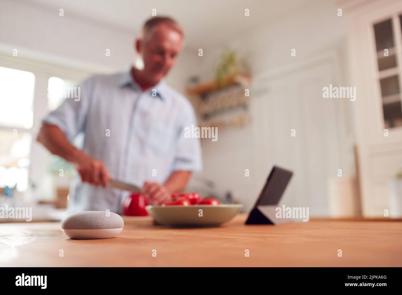 Zu Hause, Kochen, digitaler Assistent, zu Hause, zu kochen, Digitale Assistenten Stockfoto