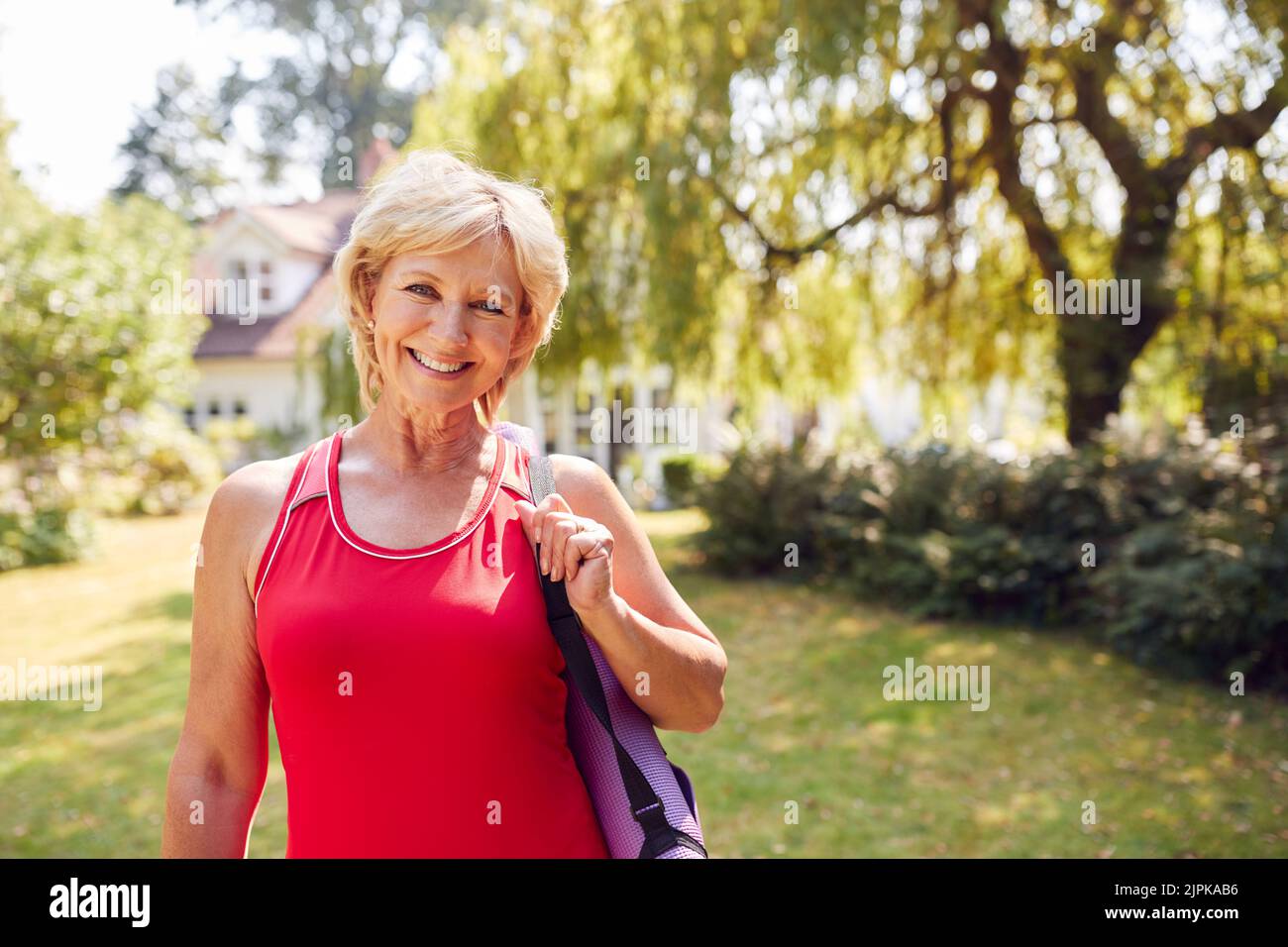 Senior, Yoga, Yogamatten, Outdoor Yoga, Senioren, Alt, seniors, yogas, Gymnastikmatte, mat, Matten Stockfoto