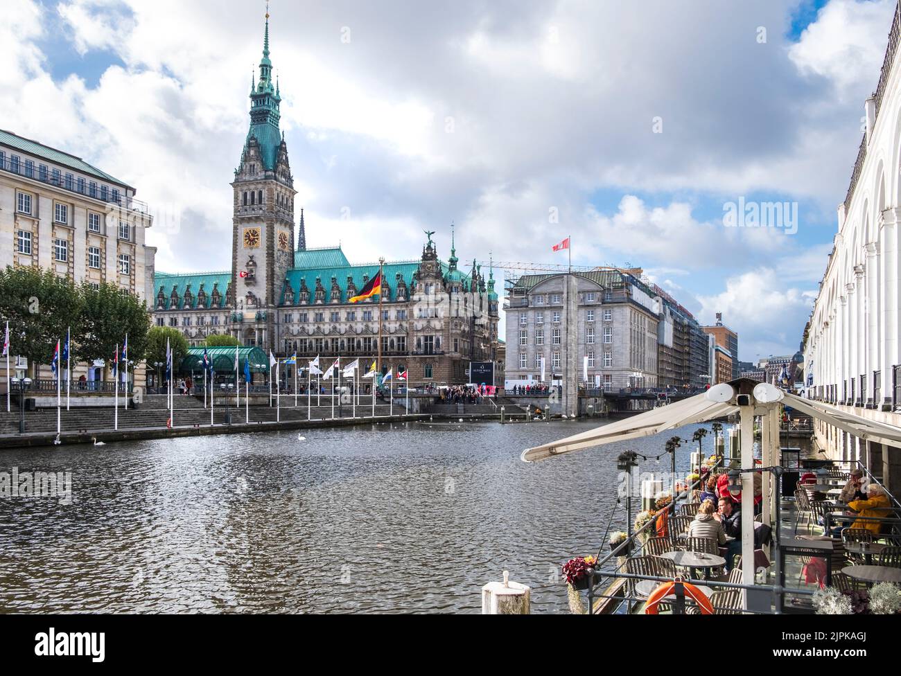 Alsterfleet Kanal von Alsterarkaden Einkaufsviertel mit Blick auf Rathaus mit Café im Herbst, Hamburg, Deutschland Stockfoto