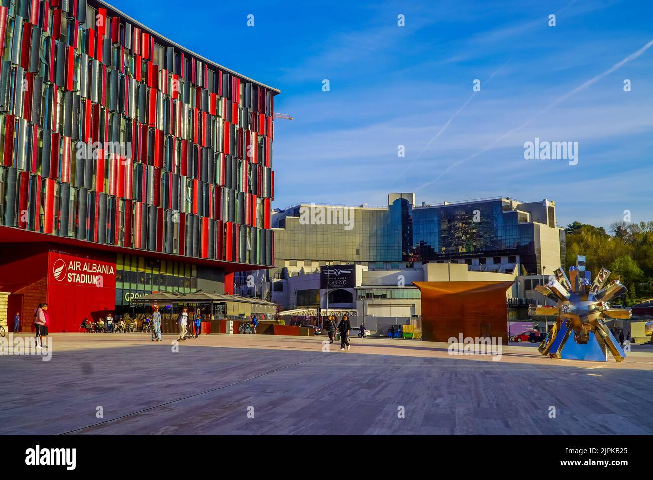 Eine Gruppe von Menschen, die vor dem Air Albania Fußballstadion in Tirana laufen Stockfoto