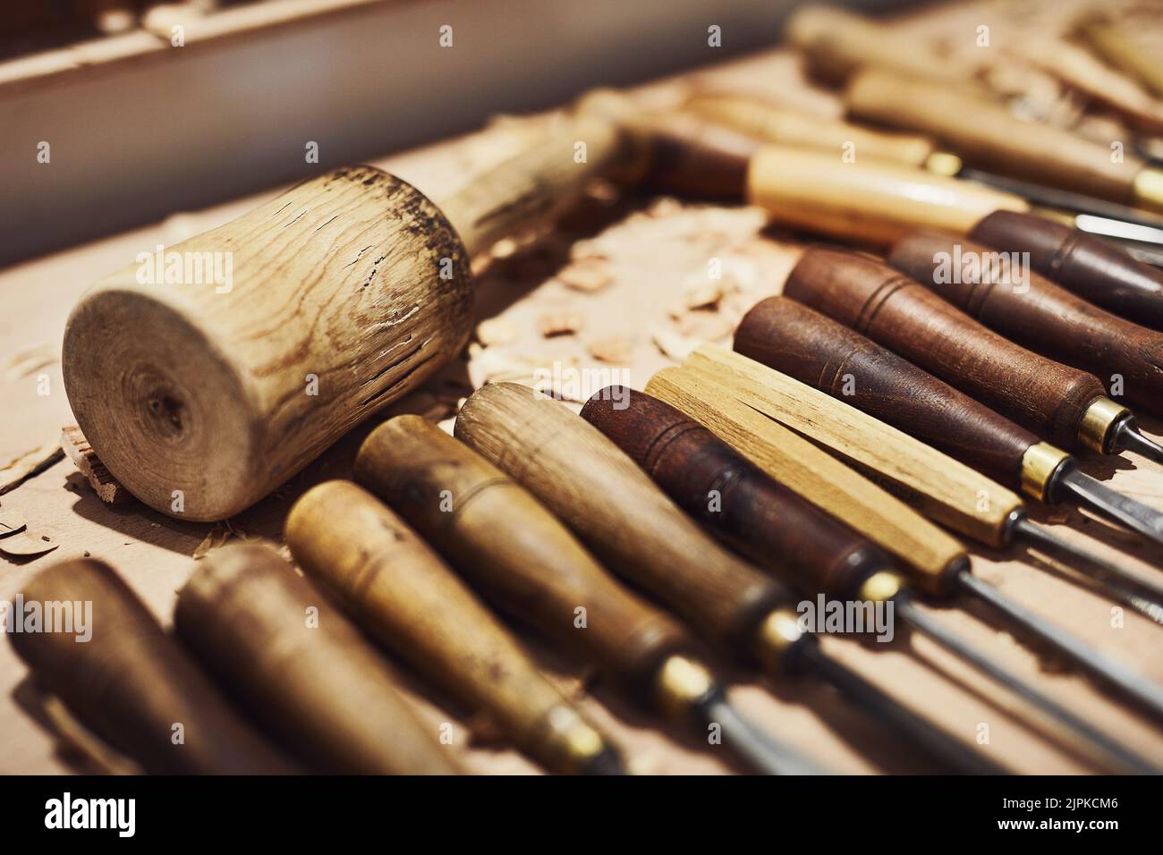 Werkzeuge machen keinen Handwerker, aber sie helfen sicher. Das Innere einer Werkstatt von Kunsthandwerkern. Stockfoto