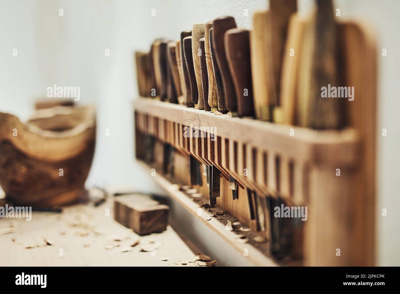 Holzarbeiten ist das beste Werk. Das Innere einer Werkstatt von Kunsthandwerkerinnen. Stockfoto