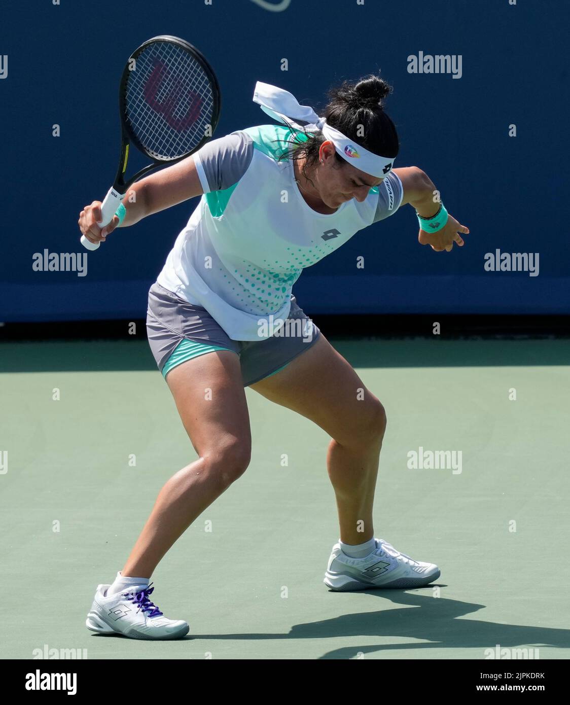 18. August 2022: Ons Jabeur (Fra) verliert gegen Petra Kvitova (CZE), 6-1, 4-6, 6-0 bei den Western & Southern Open im Lindner Family Tennis Center in Cincinnati, Ohio, {USA} © Leslie Billman/Tennisclix/Cal Sport Media Stockfoto