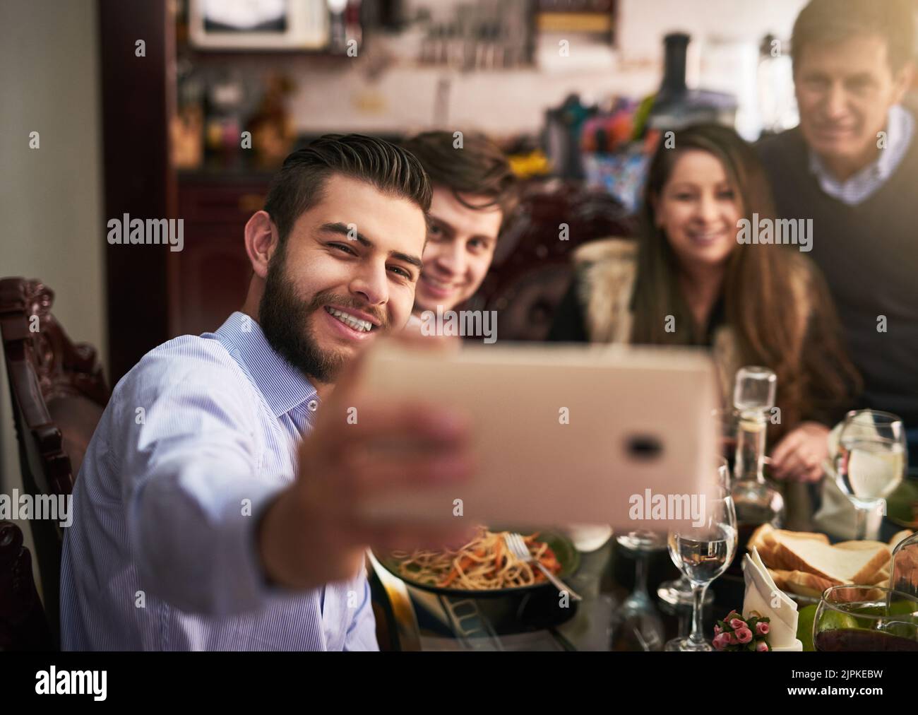 Erstes Familien-Selfie für den Tag. Eine Familie, die während des Abendessens zu Hause ein Selfie gemacht hat. Stockfoto