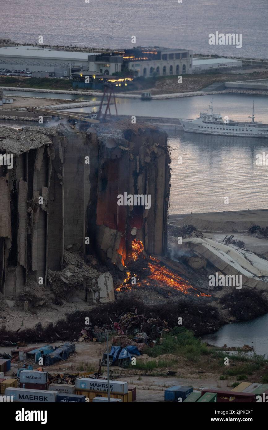 In den Getreidesilos, die bei der Explosion im Hafen von Beirut im Libanon im August 2020 schwer beschädigt wurden, setzt sich ein großer Brand fort, wie am 18. August 2022 zu sehen war. Das Feuer hat mehrere Wochen lang andauert und Teile der Silos zerstört, die Familien von Opfern als Mahnmal für die Explosion am 4. August 2020 aufbewahren und aufbewahren möchten. Foto von Ammar Abd Rabbo/ABACAPRESS.COM Stockfoto