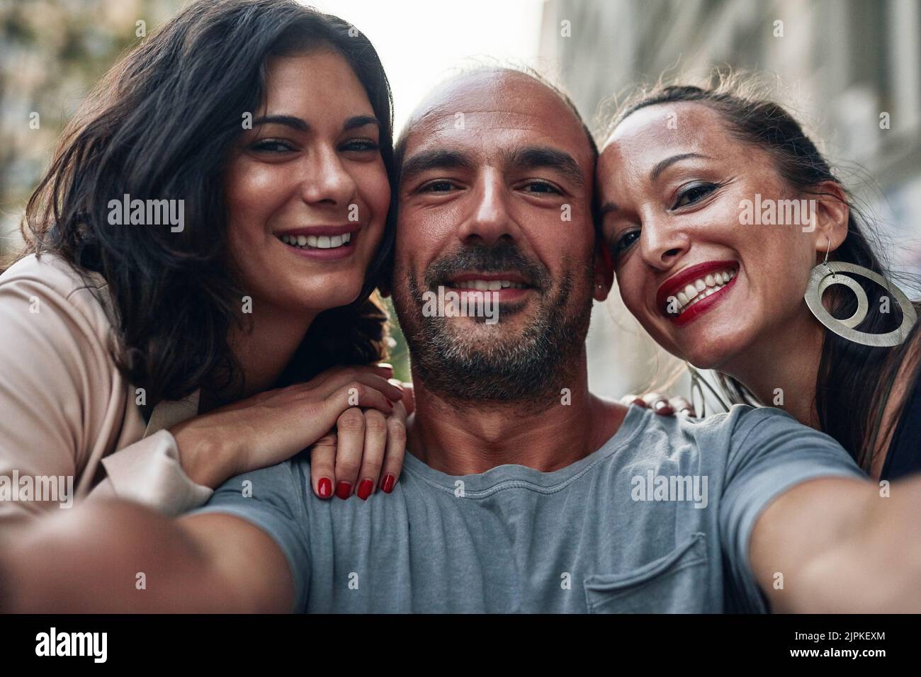Selfie mit denen, die mir am Herzen liegen. Drei Freunde machen ein Selfie, während sie sich in der Stadt amüsieren. Stockfoto