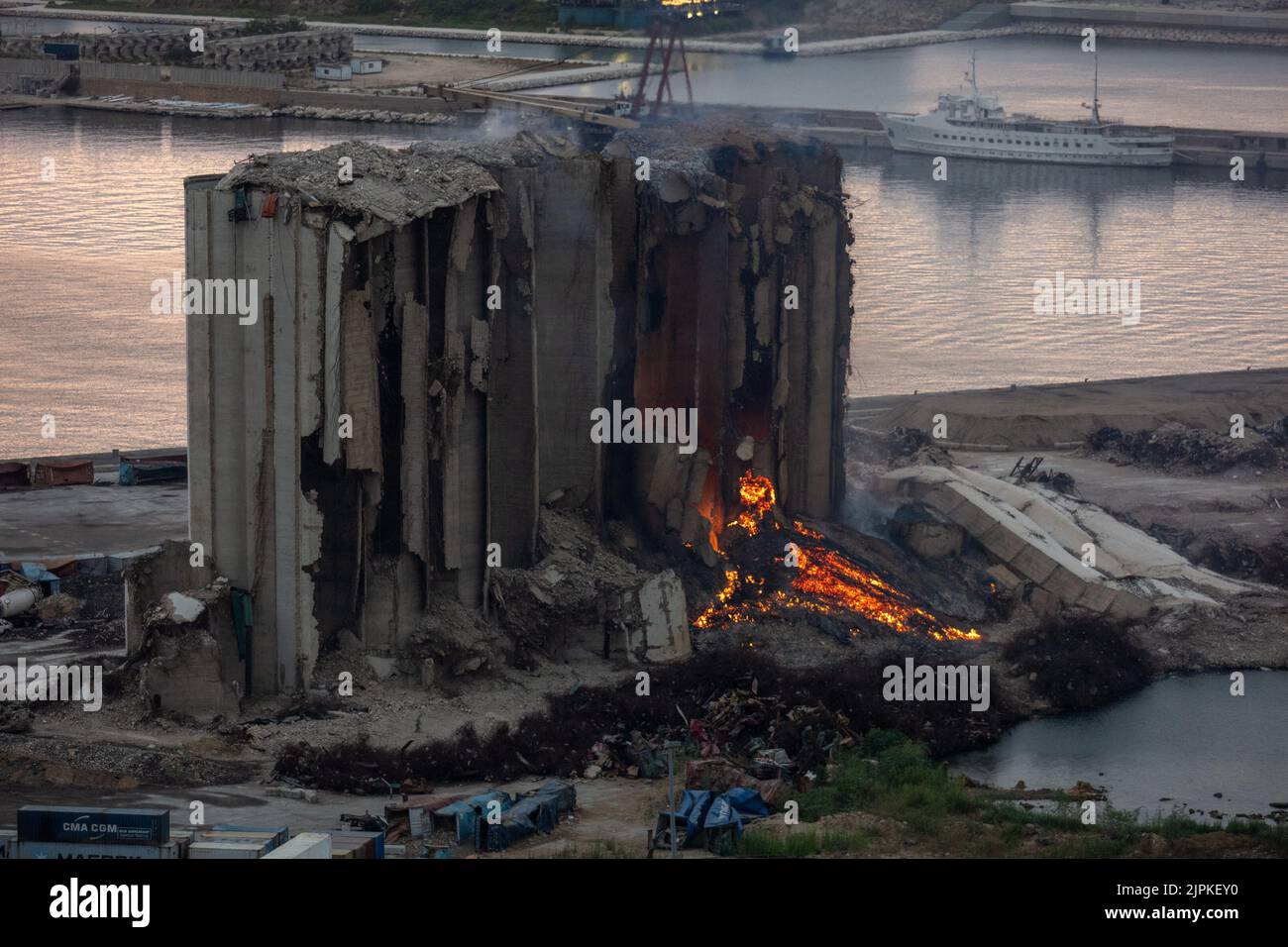 In den Getreidesilos, die bei der Explosion im Hafen von Beirut im Libanon im August 2020 schwer beschädigt wurden, setzt sich ein großer Brand fort, wie am 18. August 2022 zu sehen war. Das Feuer hat mehrere Wochen lang andauert und Teile der Silos zerstört, die Familien von Opfern als Mahnmal für die Explosion am 4. August 2020 aufbewahren und aufbewahren möchten. Foto von Ammar Abd Rabbo/ABACAPRESS.COM Stockfoto