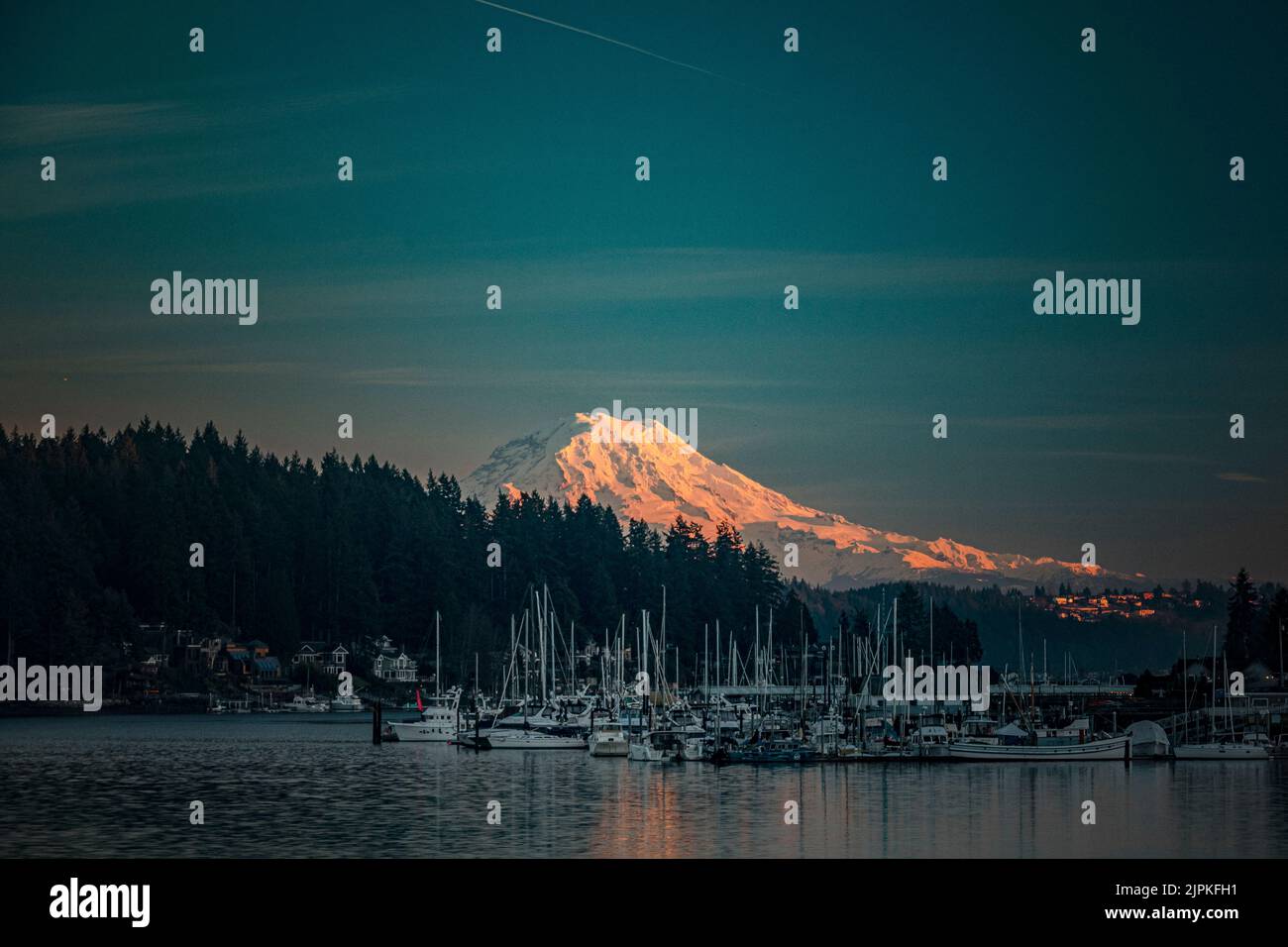 Jachthafen von Gig Harbor, WA, und Mt. Rainier Stockfoto
