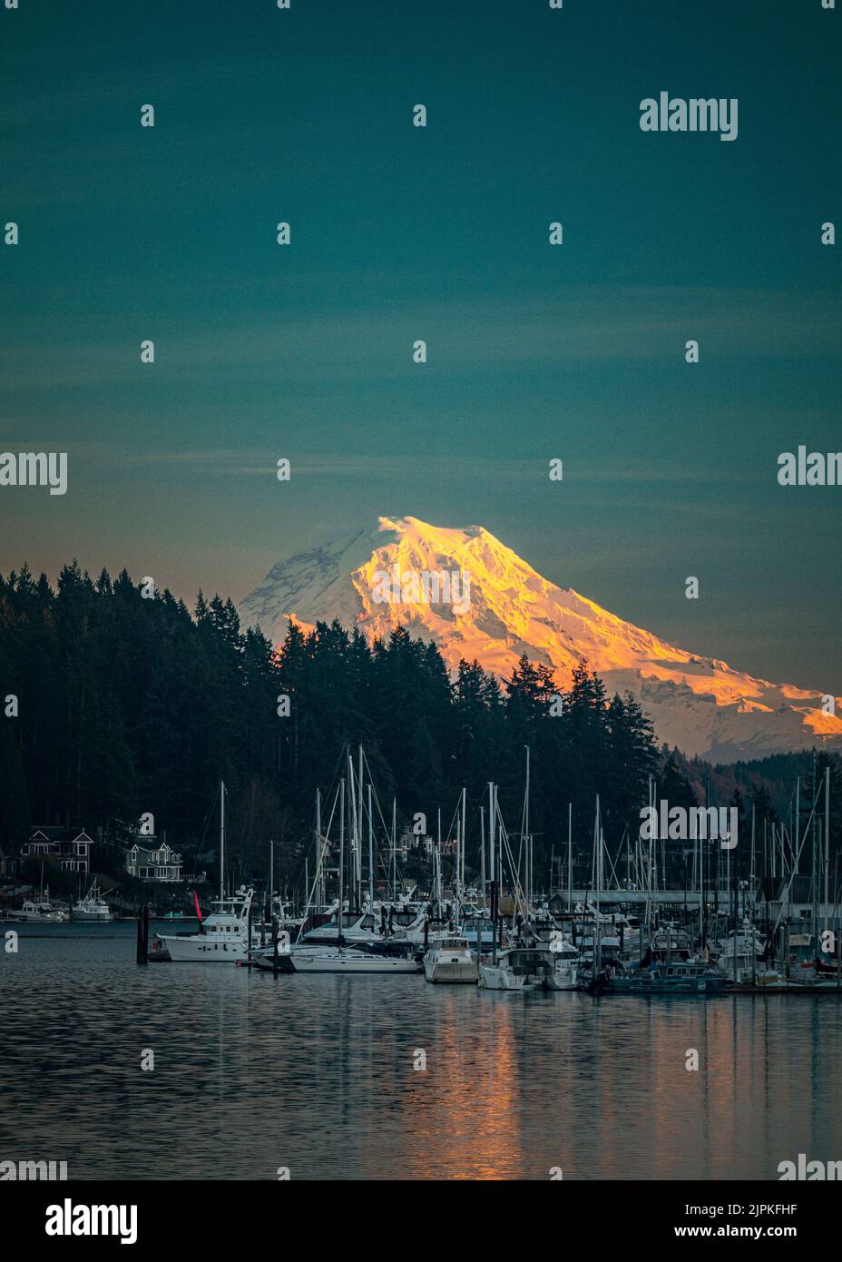 Jachthafen von Gig Harbor, WA, und Mt. Rainier Stockfoto
