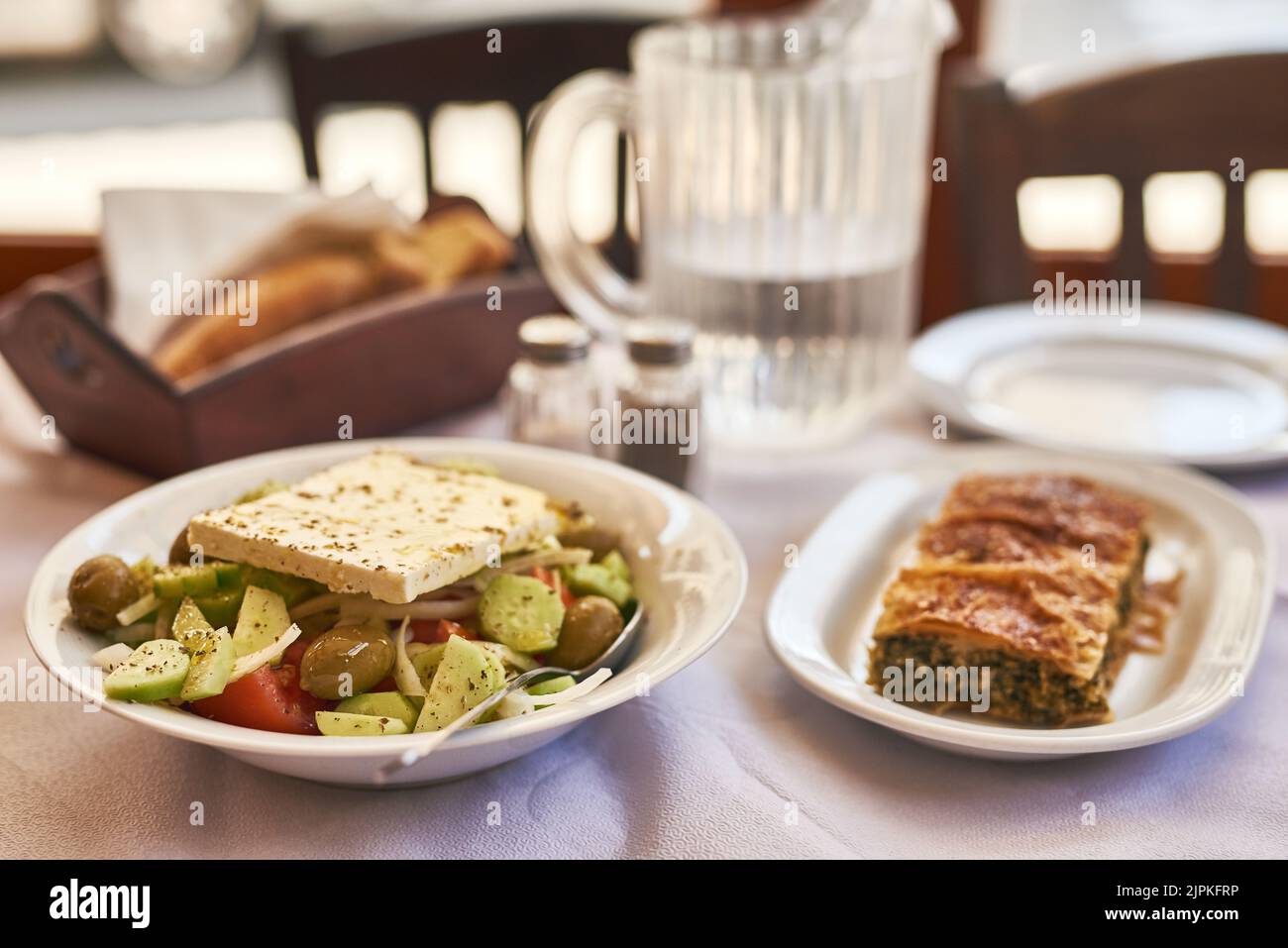 Gesund kann auch lecker aussehen und sein. Ein köstlicher Salat auf einem Teller ohne Menschen. Stockfoto