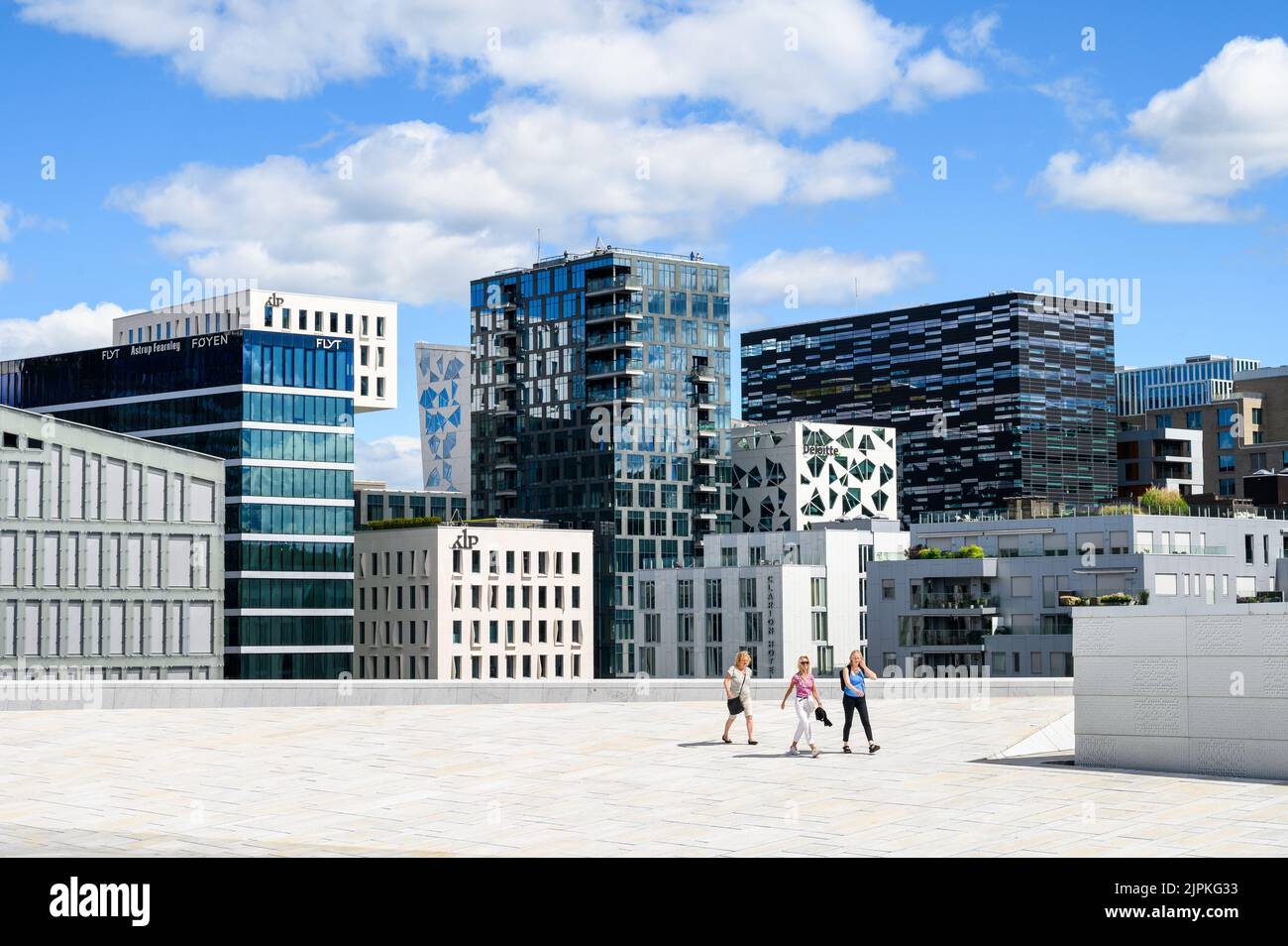 OSLO, NORWEGEN – 10. JULI 2022: Oslo, Ansicht der Bar Code-Gebäude von der National Opera House Stockfoto