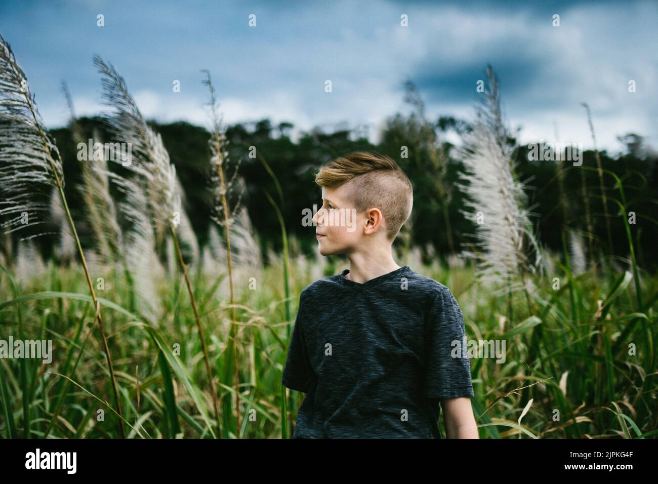Pre teen boy -Fotos und -Bildmaterial in hoher Auflösung – Alamy