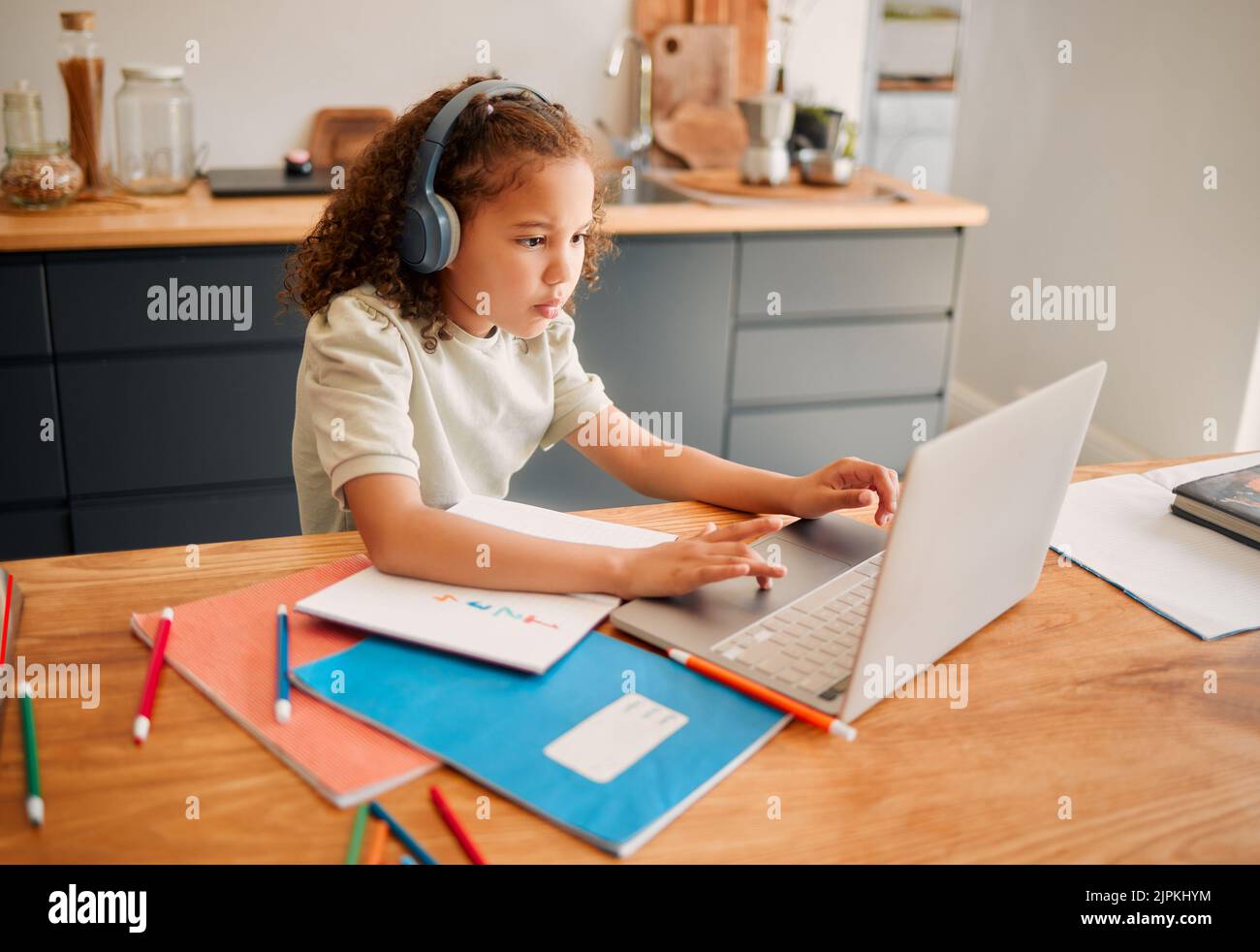 Kindererziehung, Lernen und Hören mit Laptop und Kopfhörer für interaktive Online-Aktivitäten oder Fernunterricht zu Hause. Ein wenig Stockfoto