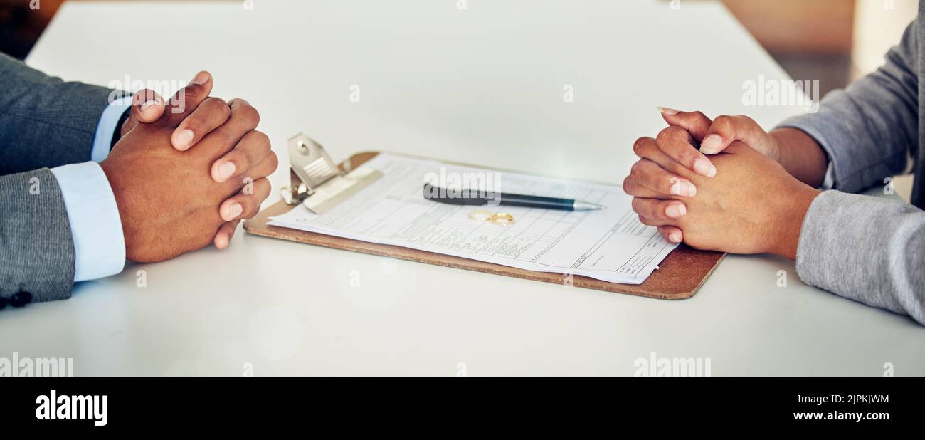 Paar Hand unterzeichnen legale Scheidungsdokumente, Vertrag oder Papier-Deal in einem Anwaltsbüro mit Ring auf dem Tisch platziert. Frau und Mann mit Unterschrift auf Stockfoto