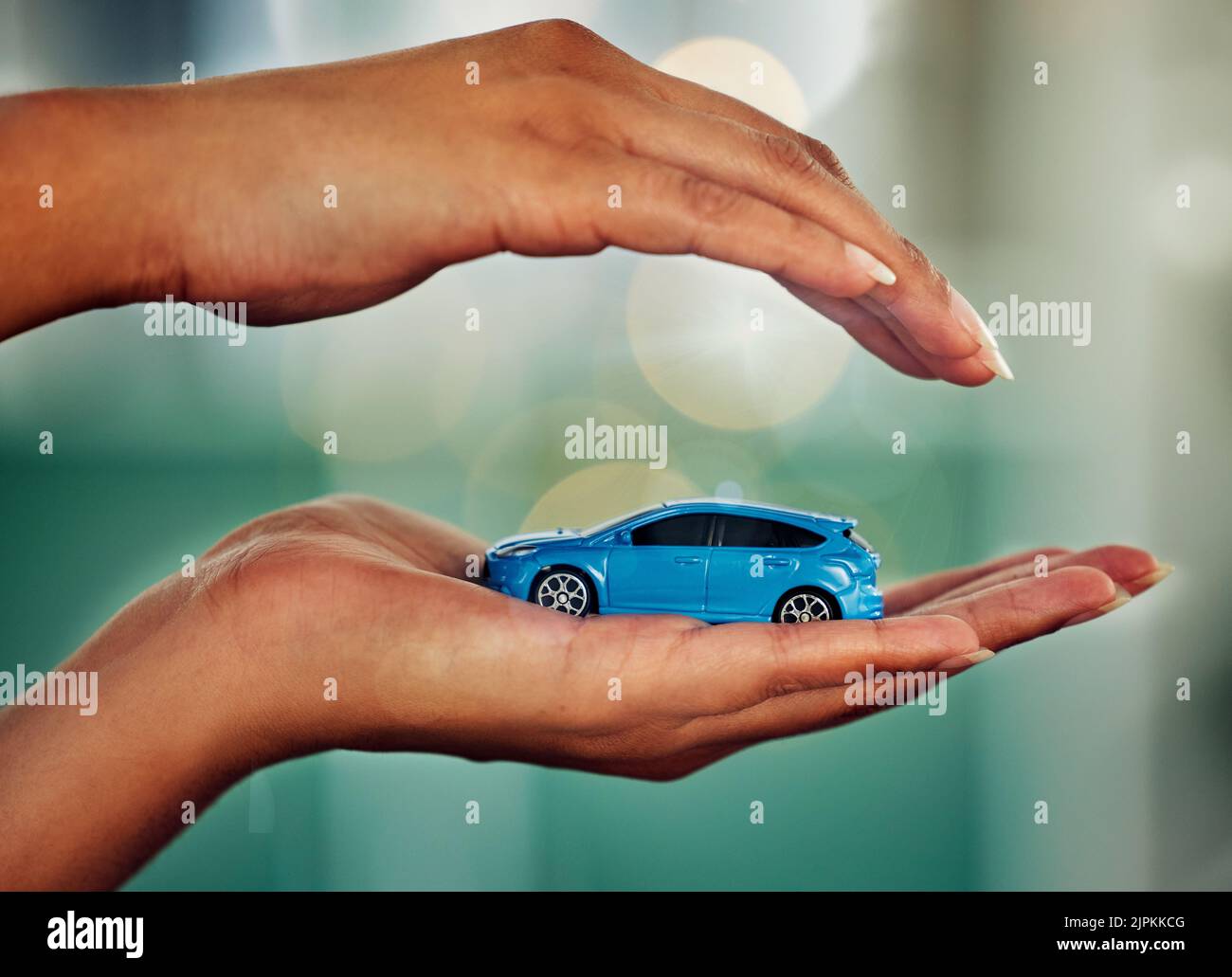 . Auto, Versicherung und Hände für Transport Mockup, Investition oder Darlehen mit Bokeh Hintergrund. Investieren, Reisen und Marktwerbung für Produkte und Stockfoto