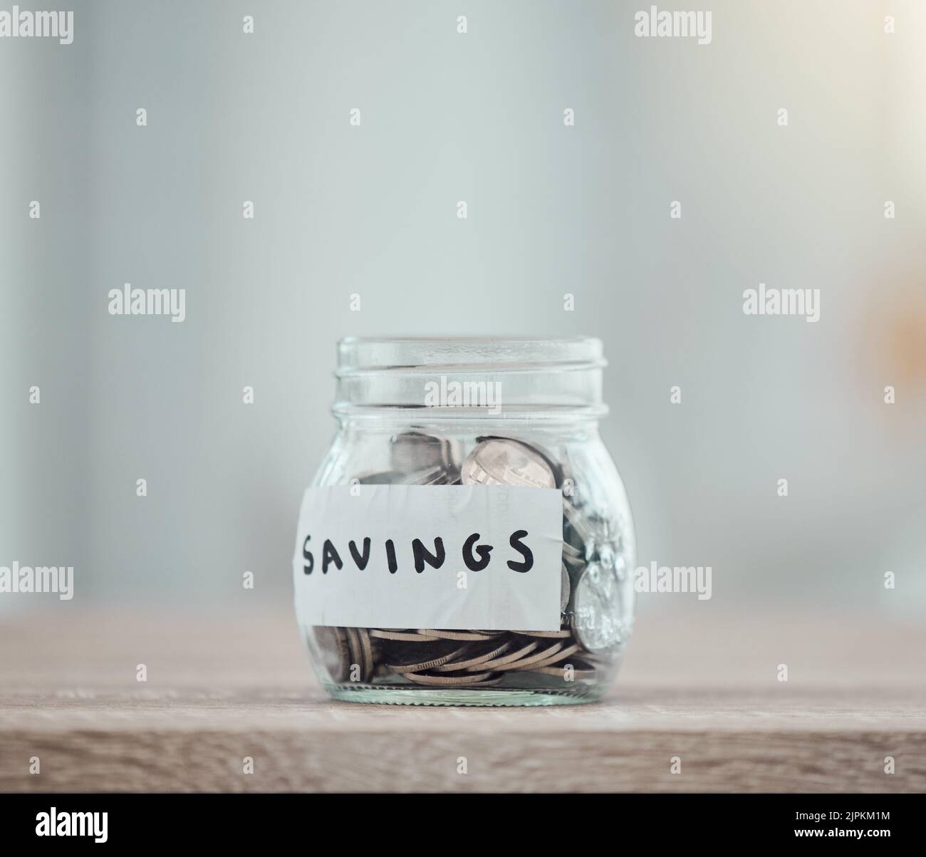 Ersparnisse, Geld und Finanzen mit vielen Silbermünzen in einem Glas für Ruhestand, Banken und Investitionswachstum. Beginnen Sie, für Hochschule, Rente oder Vermögen zu sparen Stockfoto