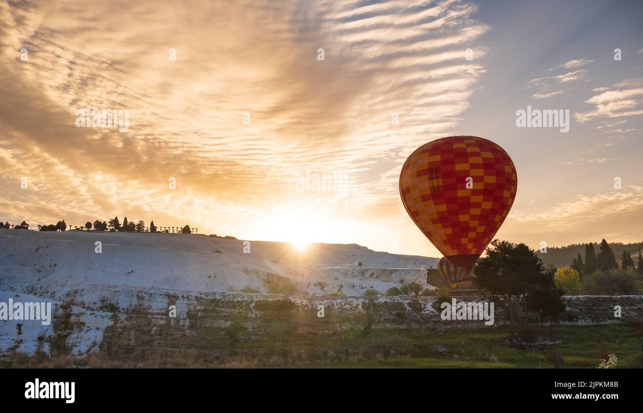 Heißluftballon fliegt über Travertin Pools Kalksteinterrassen Pamukkale Türkei Stockfoto