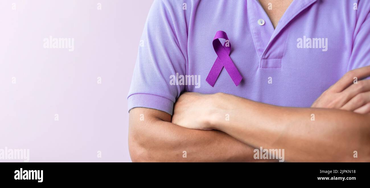 Violettes Band für Gewalt, Bauchspeicheldrüse, Ösophagus, Hodenkrebs, Alzheimer, Epilepsie, Lupus, Sarkoidose und Fibromyalgie. Awareness Month und W Stockfoto